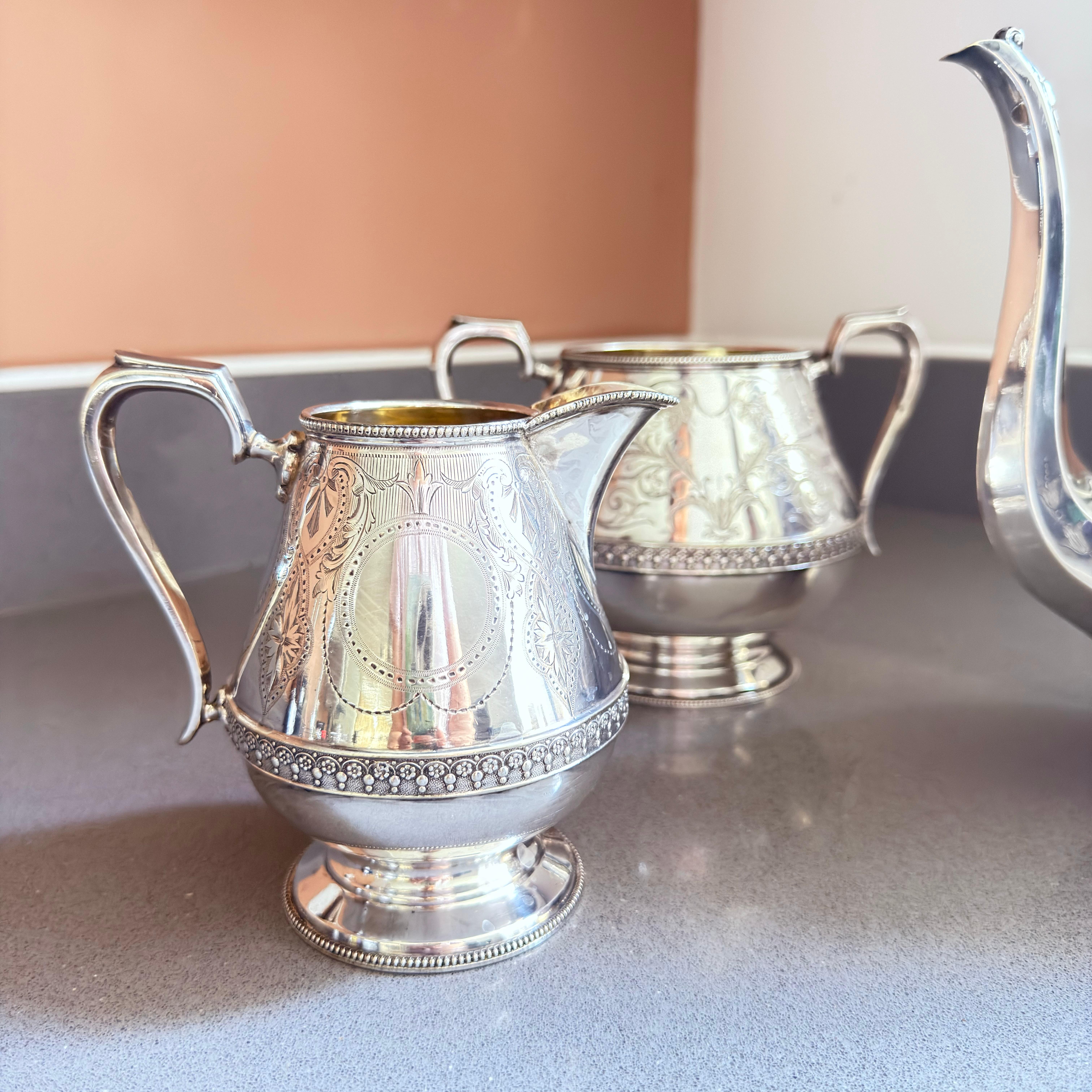 Ensemble de 3 services à thé de luxe en métal argenté, cafetière et sucrier Gilded Interiors en vente 1