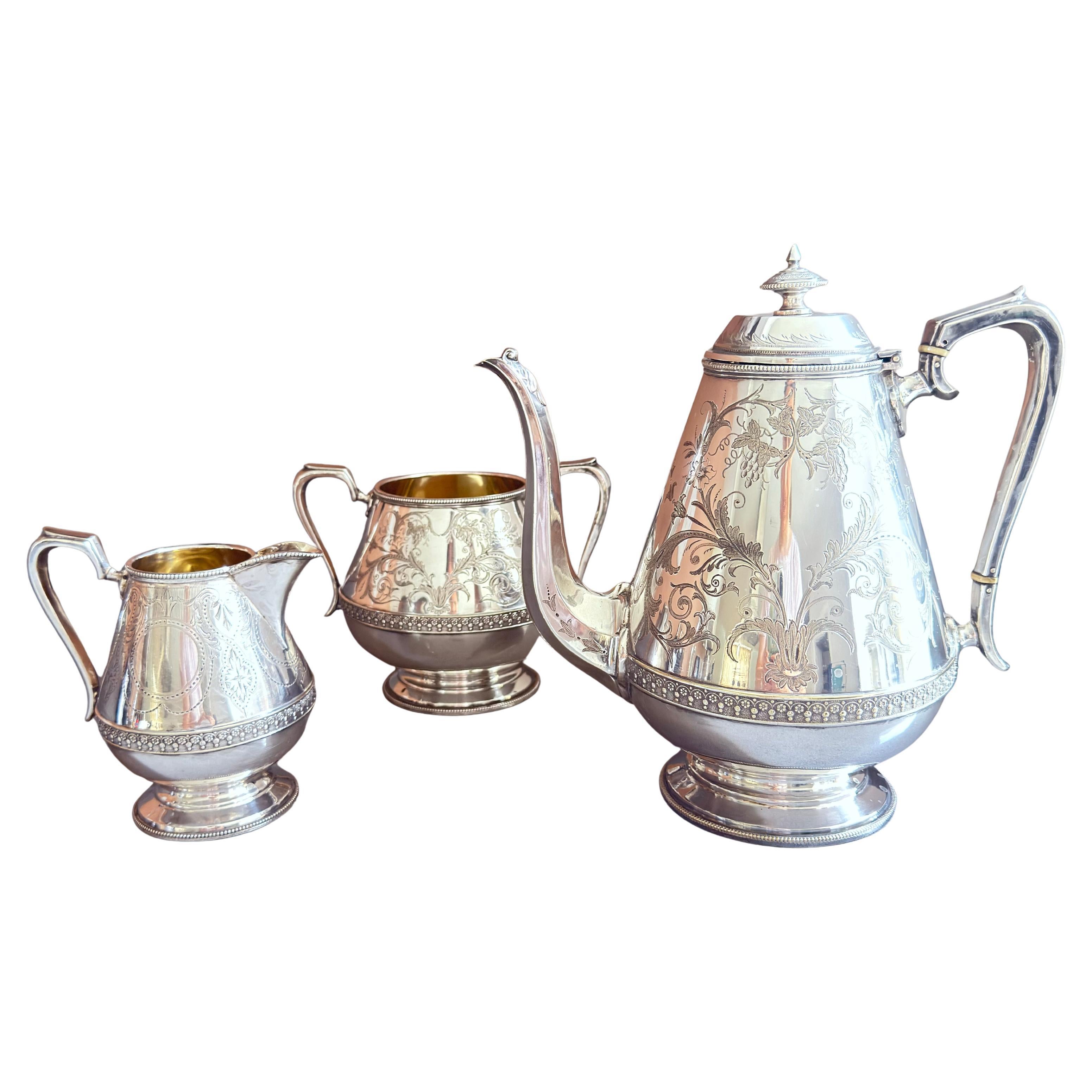 Ensemble de 3 services à thé de luxe en métal argenté, cafetière et sucrier Gilded Interiors en vente