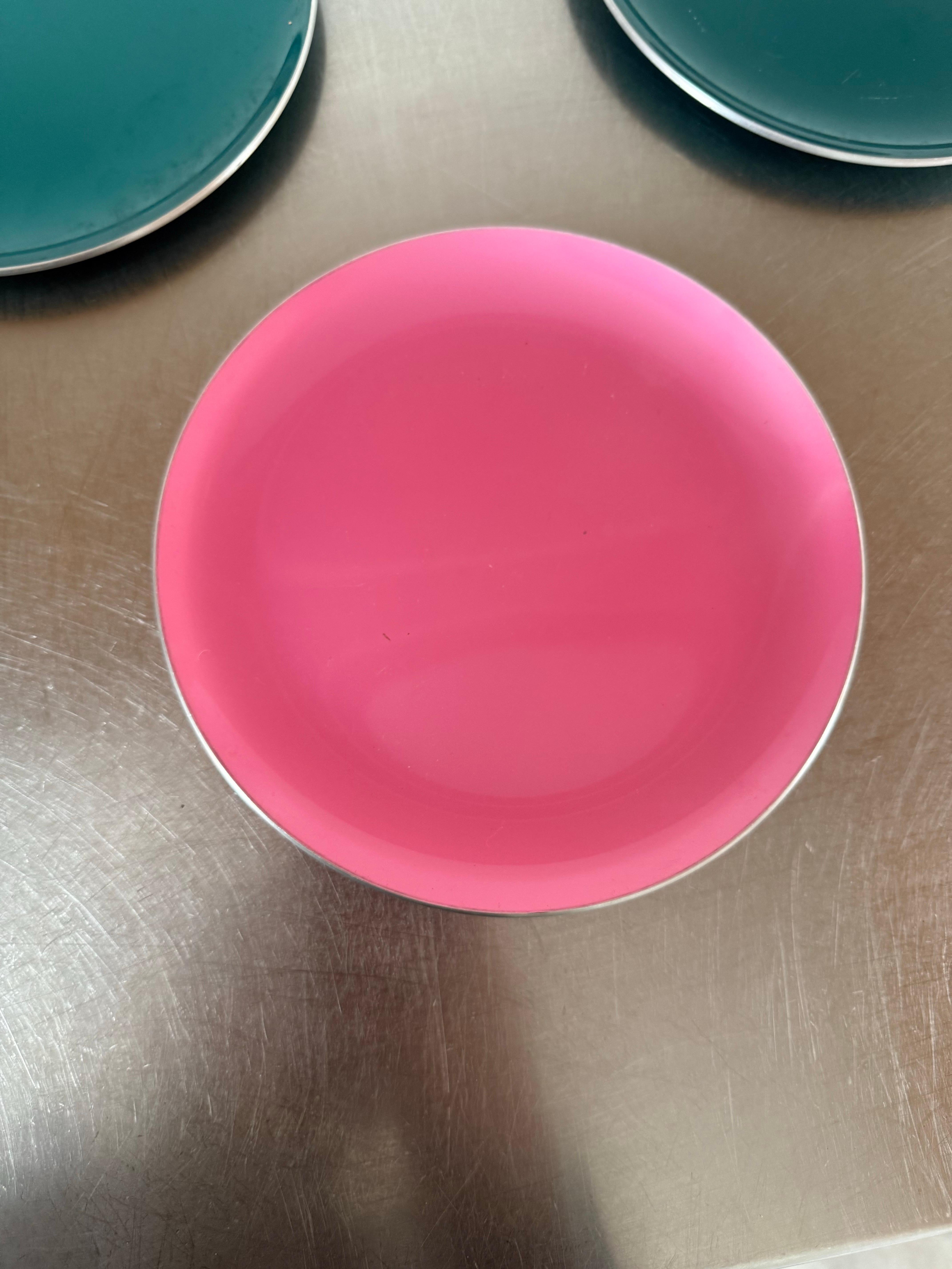 Mid-Century moderno Un set di 3 piatti turchesi e rosa di Bjorn Engo della metà del secolo scorso in vendita
