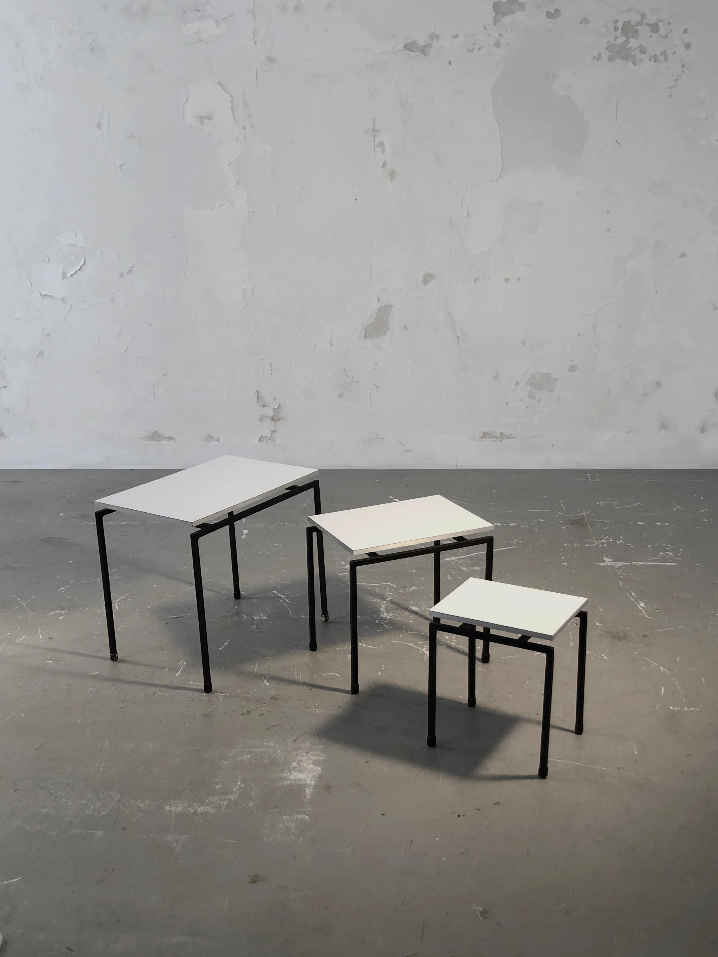 Un bel ensemble de 3 petites tables gigognes, ou tables d'appoint, tables de chevet ou bouts de canapé, très graphiques et rigoureuses, Minimalistes, Modernistes, Constructivistes : structures géométriques en métal de section carrée laqué noir,