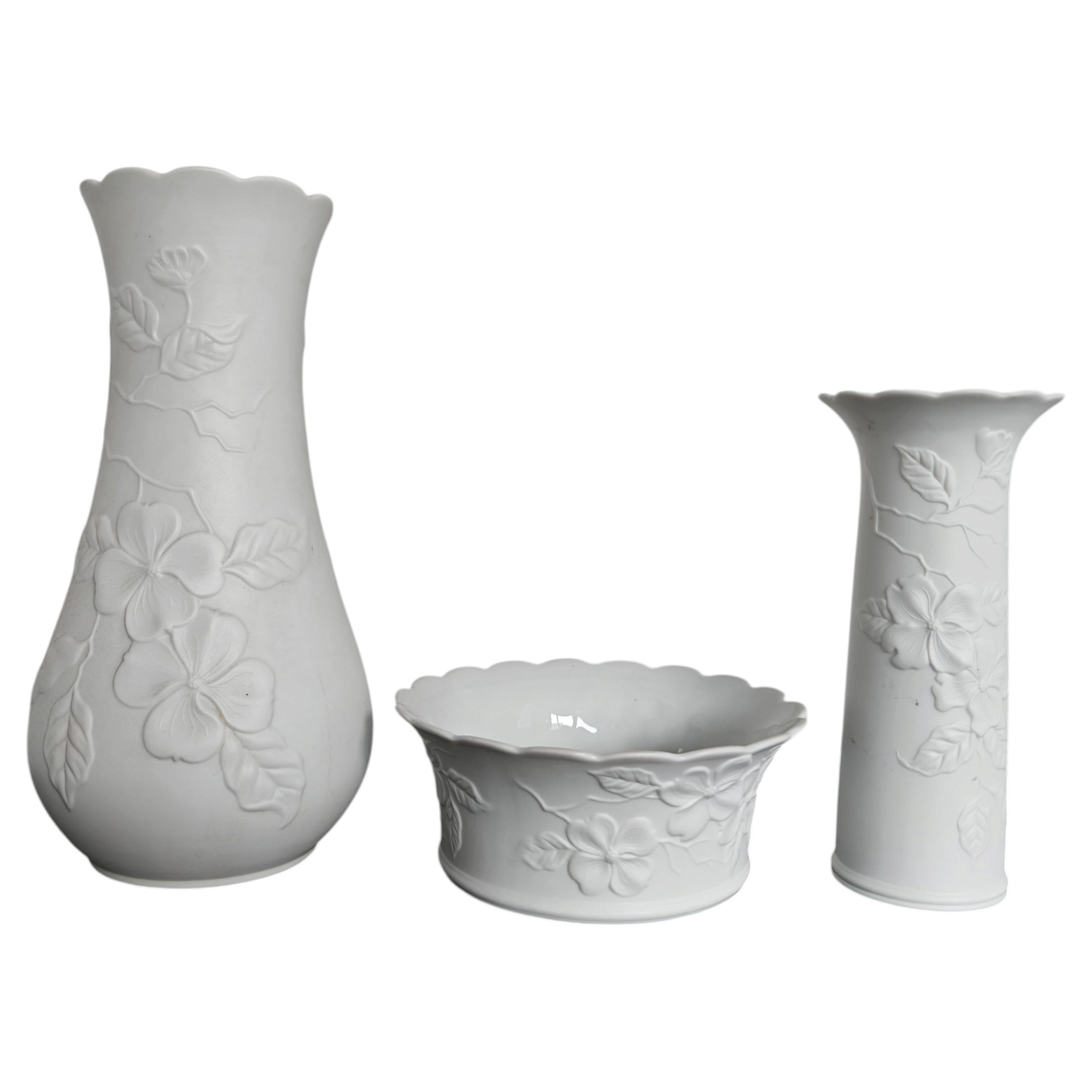 Ensemble de 3 vases du milieu du siècle en porcelaine bisque par Manfred Frey pour Kaiser en vente