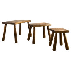 Set von 3 BRUTALIST RUSTIC-MODERN „Gigogne“ NESTING TABLES, Frankreich 1950