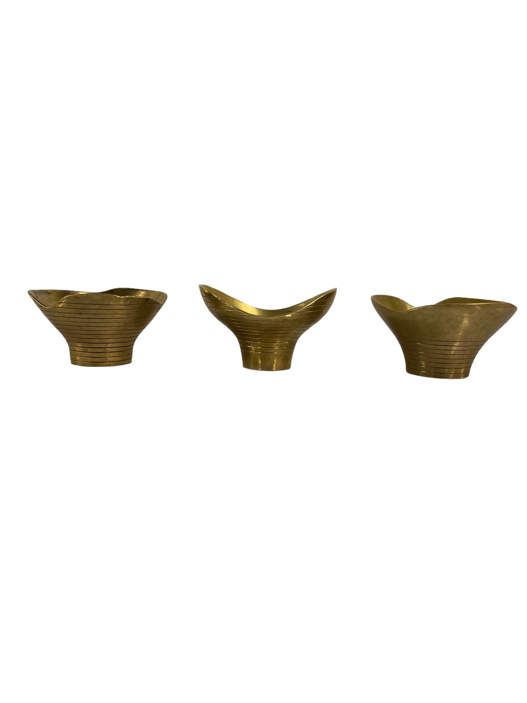 Mid-20th Century A Set of 3 Paavo & Helena Tynell Brass Bowl no. 4, Taito 1940s For Sale