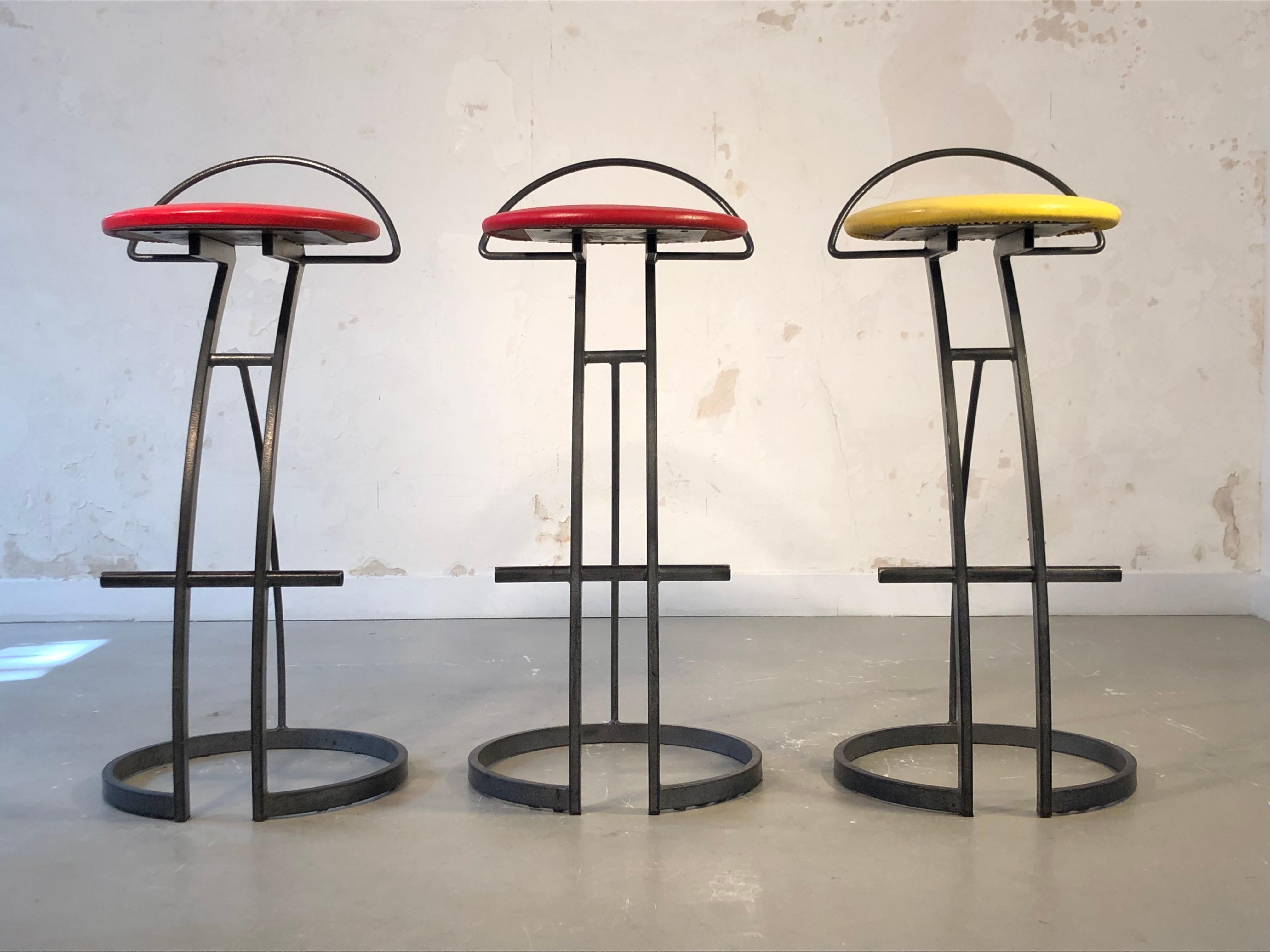 A Set of 3 POST-MODERN BAR STOOLS, in the style of MEMPHIS, France 1980 For Sale 4