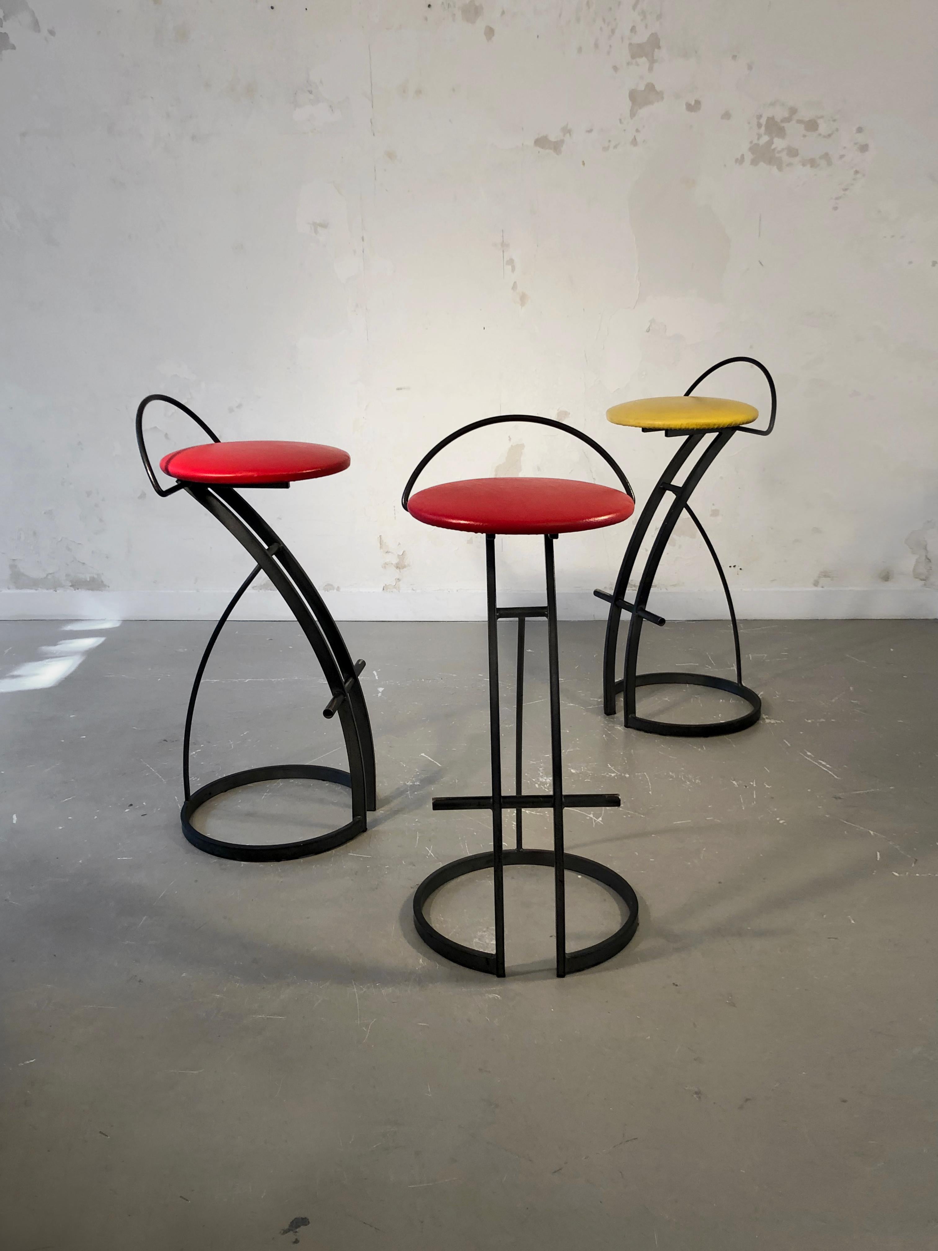 A Set of 3 POST-MODERN BAR STOOLS, in the style of MEMPHIS, France 1980 For Sale 9