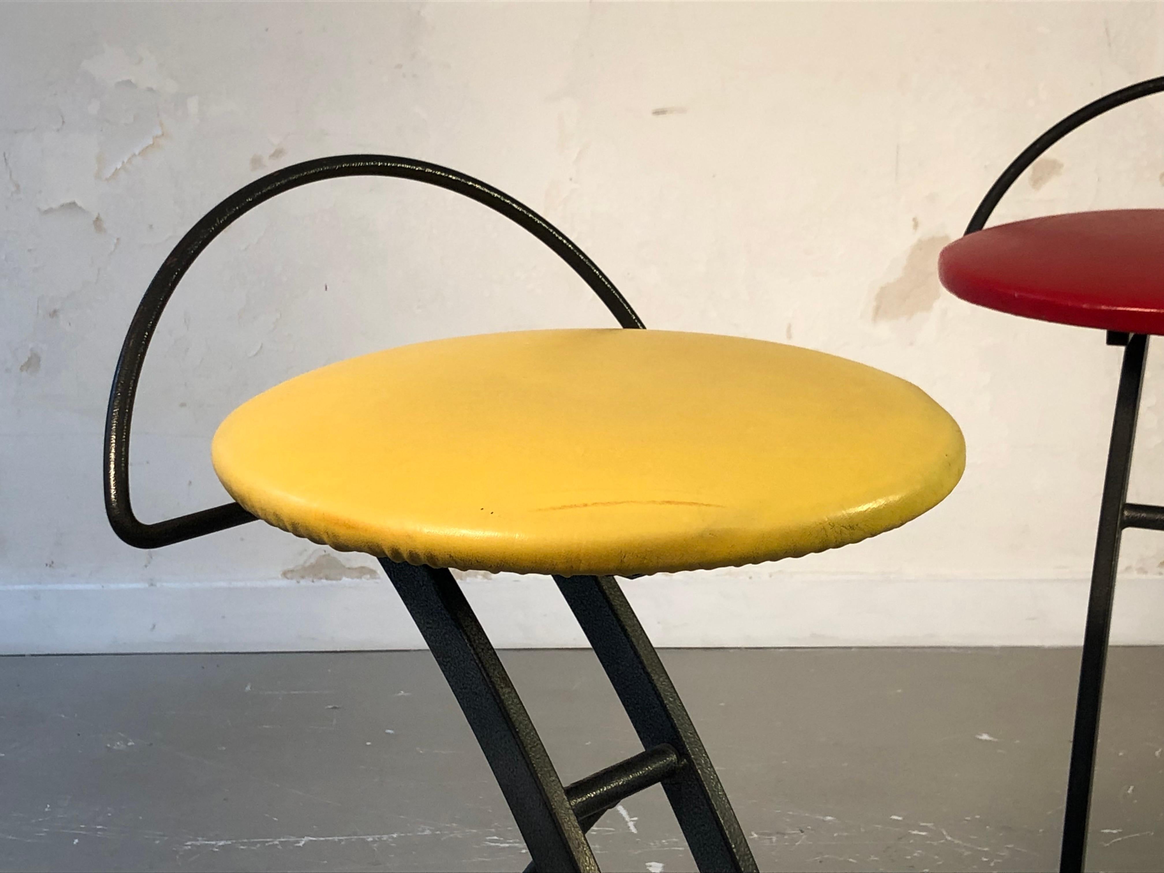 A Set of 3 POST-MODERN BAR STOOLS, in the style of MEMPHIS, France 1980 In Good Condition For Sale In PARIS, FR