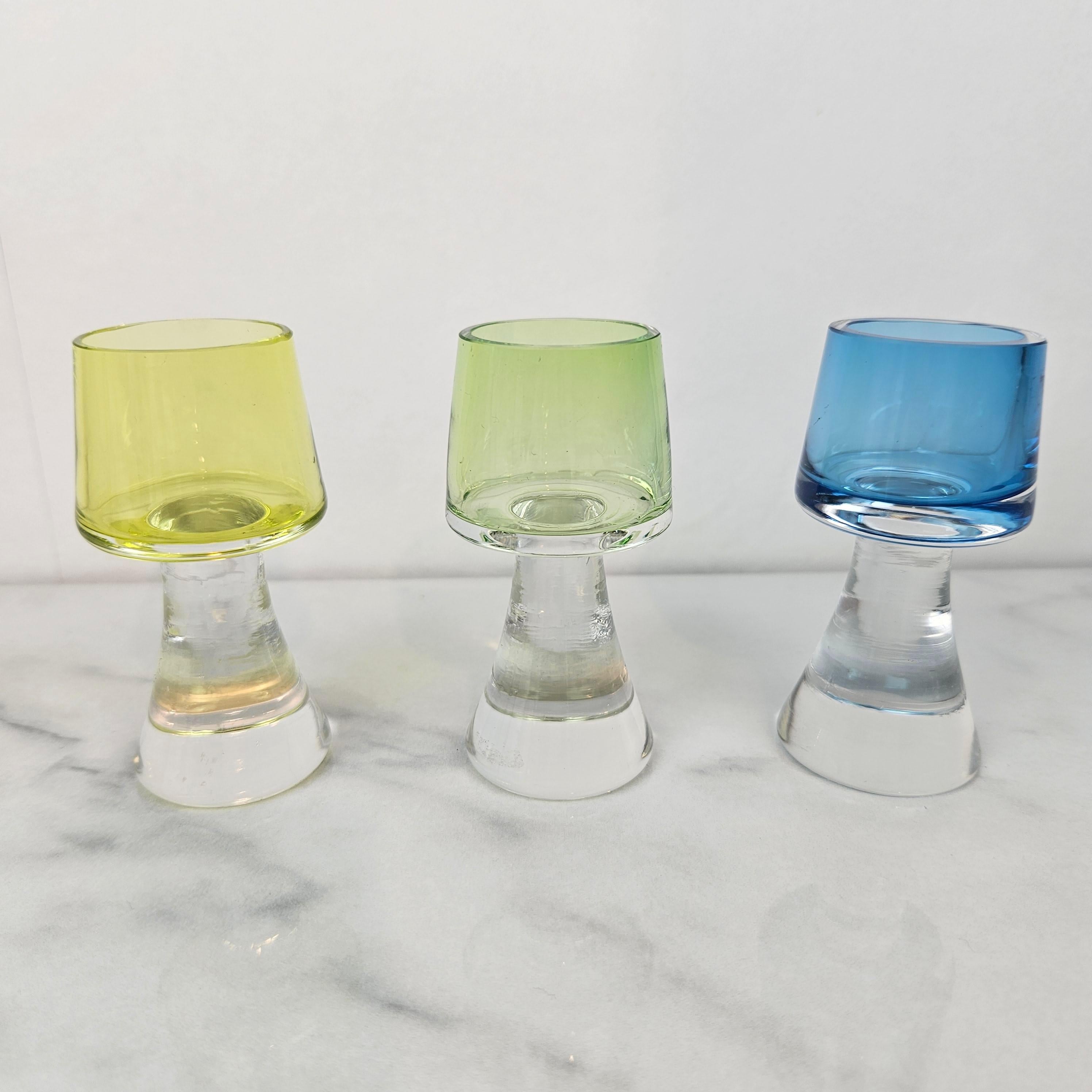 Ein farbenfrohes und äußerst seltenes Set von drei multifunktionalen Glas-Accessoires aus der Zeit des Art déco, das aus einer angesehenen tschechoslowakischen (böhmischen) Glashütte aus den 1930er Jahren stammt. Diese Stücke verkörpern die