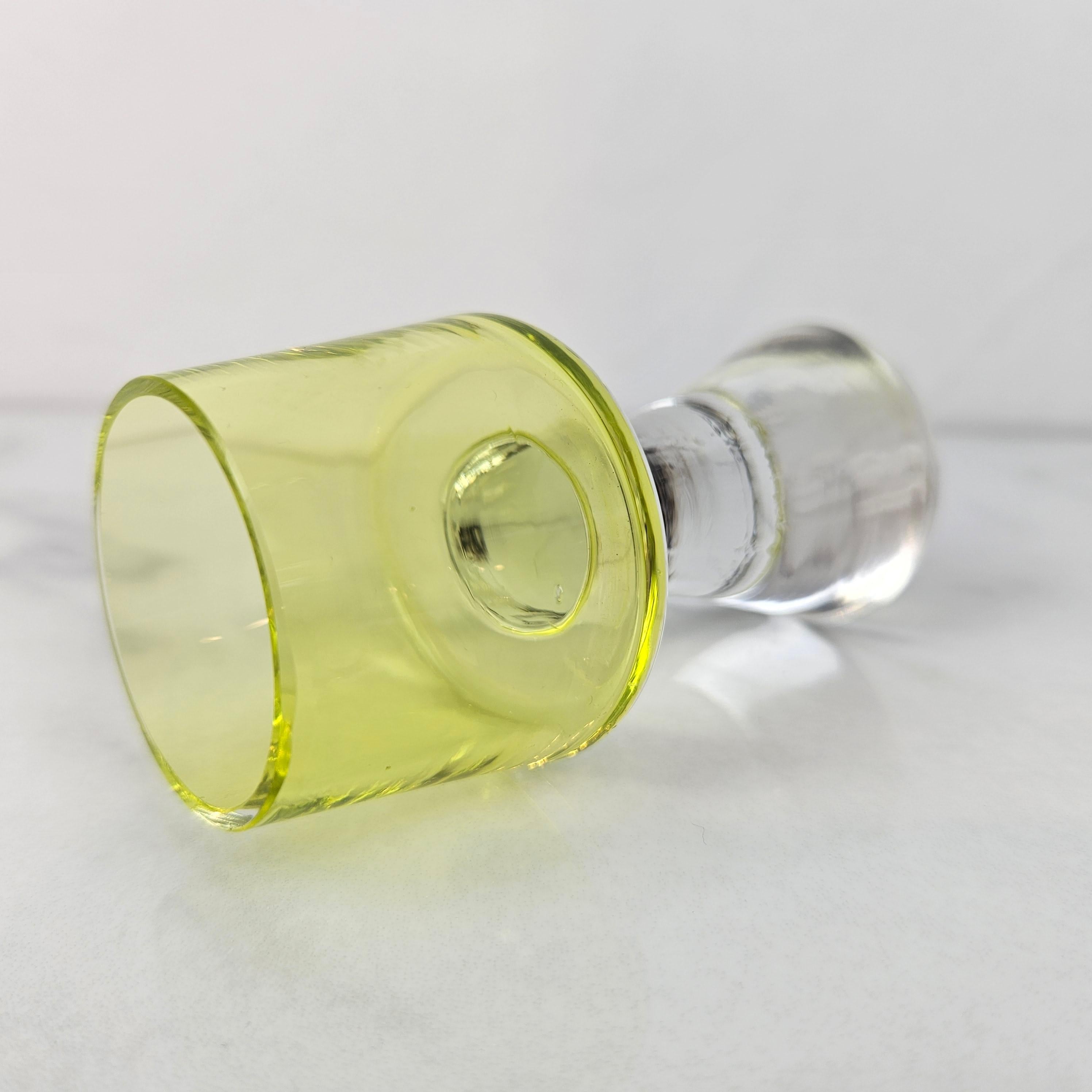 Ein Satz von 3 auffälligen böhmischen Art Deco Likörgläsern, Tschechoslowakei 1930er Jahre im Zustand „Gut“ im Angebot in Oud Beijerland, NL