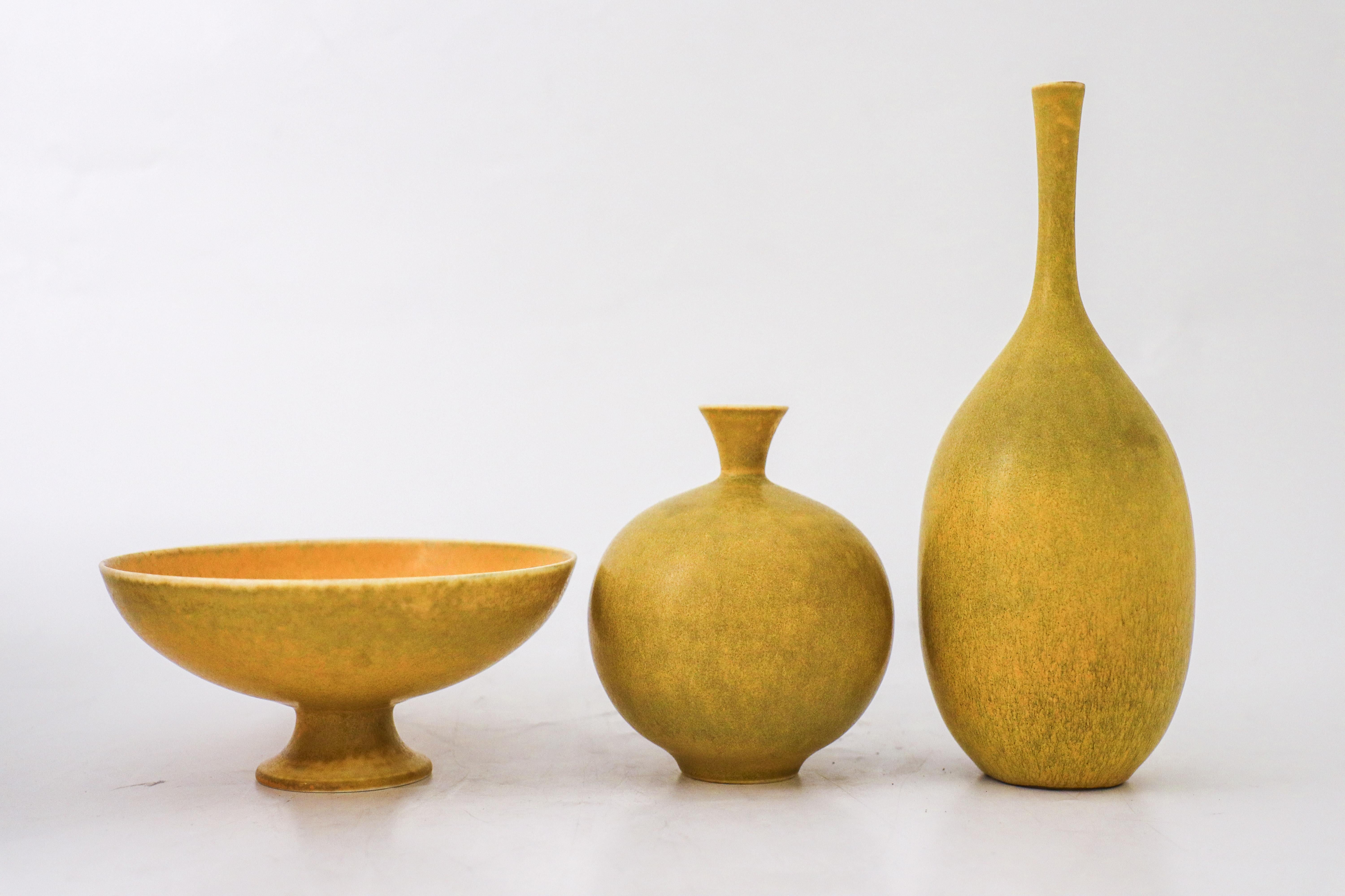 A set of 3 Yellow Ceramic vases & bowl - Sven Wejsfelt Gustavsberg 1990 In Excellent Condition In Stockholm, SE