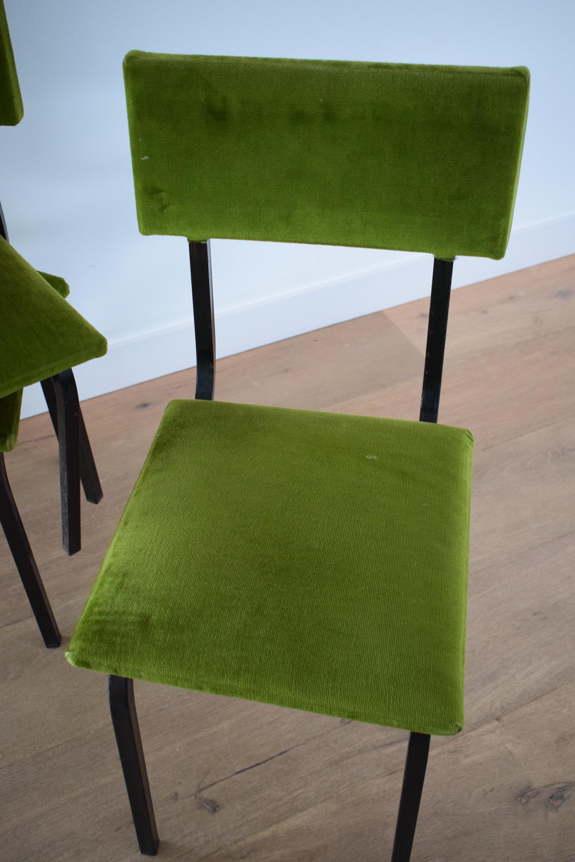 Set of 4 1960s Dining Chairs in Green Velvet with Black Metal Frames In Good Condition In Vulpellac, Girona