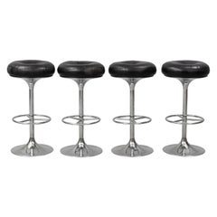 Lot de 4 tabourets de bar en chrome et cuir noir des années 1970 par Johanson Design:: Suède