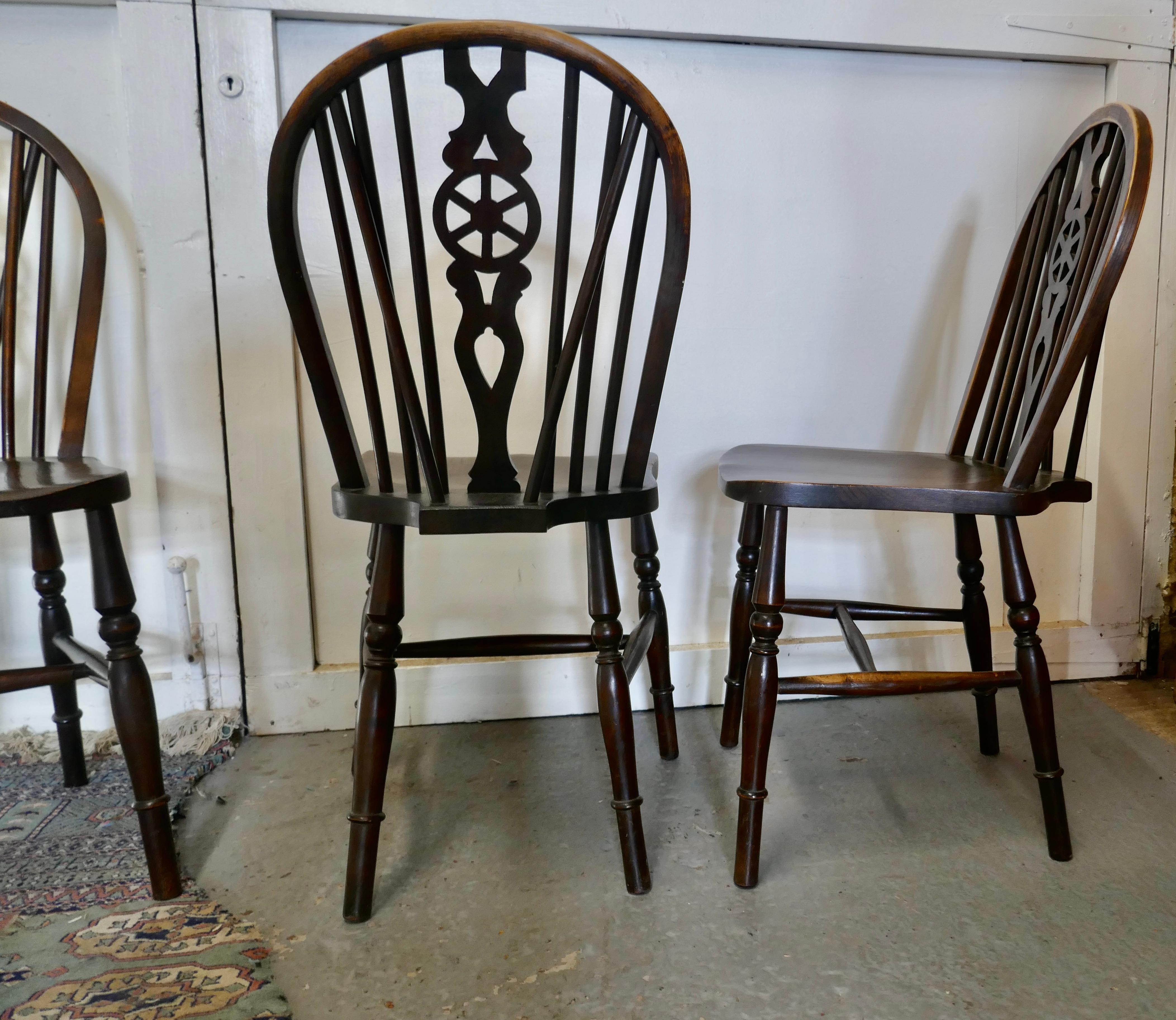 Set of 4 Beech & Elm Wheel Back Windsor Kitchen Dining Chairs In Good Condition In Chillerton, Isle of Wight