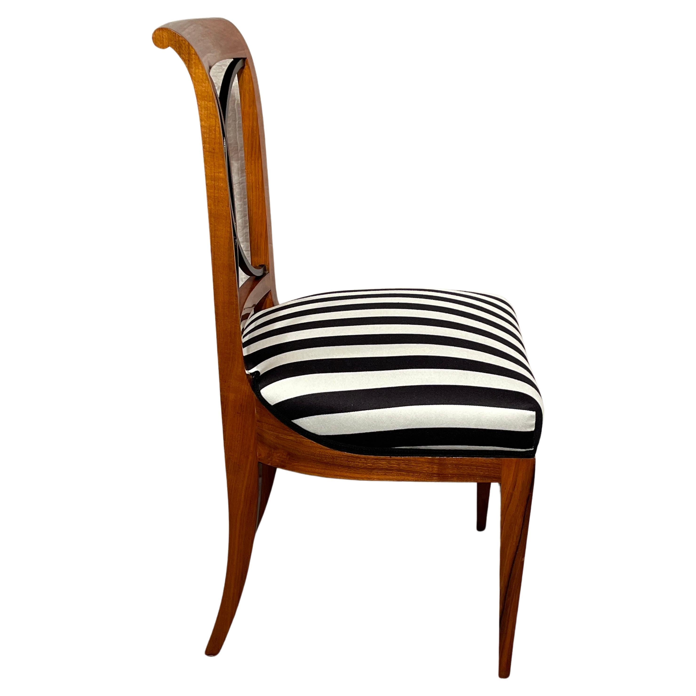Dieses Set aus 4 Biedermeier-Stühlen stammt aus der Zeit um 1820 und kommt aus Süddeutschland. Die Stühle sind mit einem schönen Kirschbaumfurnier versehen. Die Rückseite zeigt ein sehr ungewöhnliches verflochtenes ebonisiertes C.C.-Design. Die