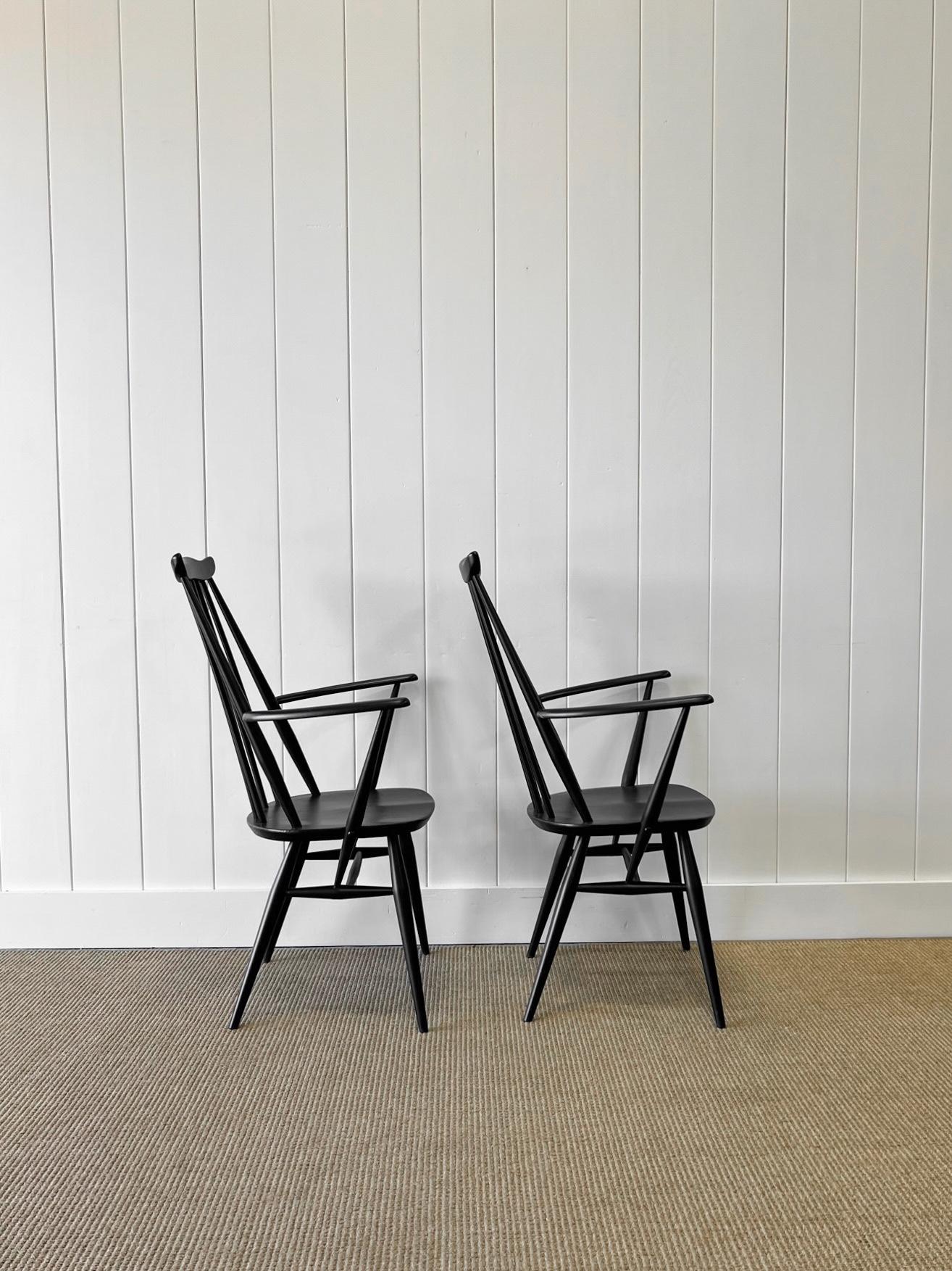 A Set of 4 Black Ercol Chairs In Good Condition For Sale In Oak Park, MI