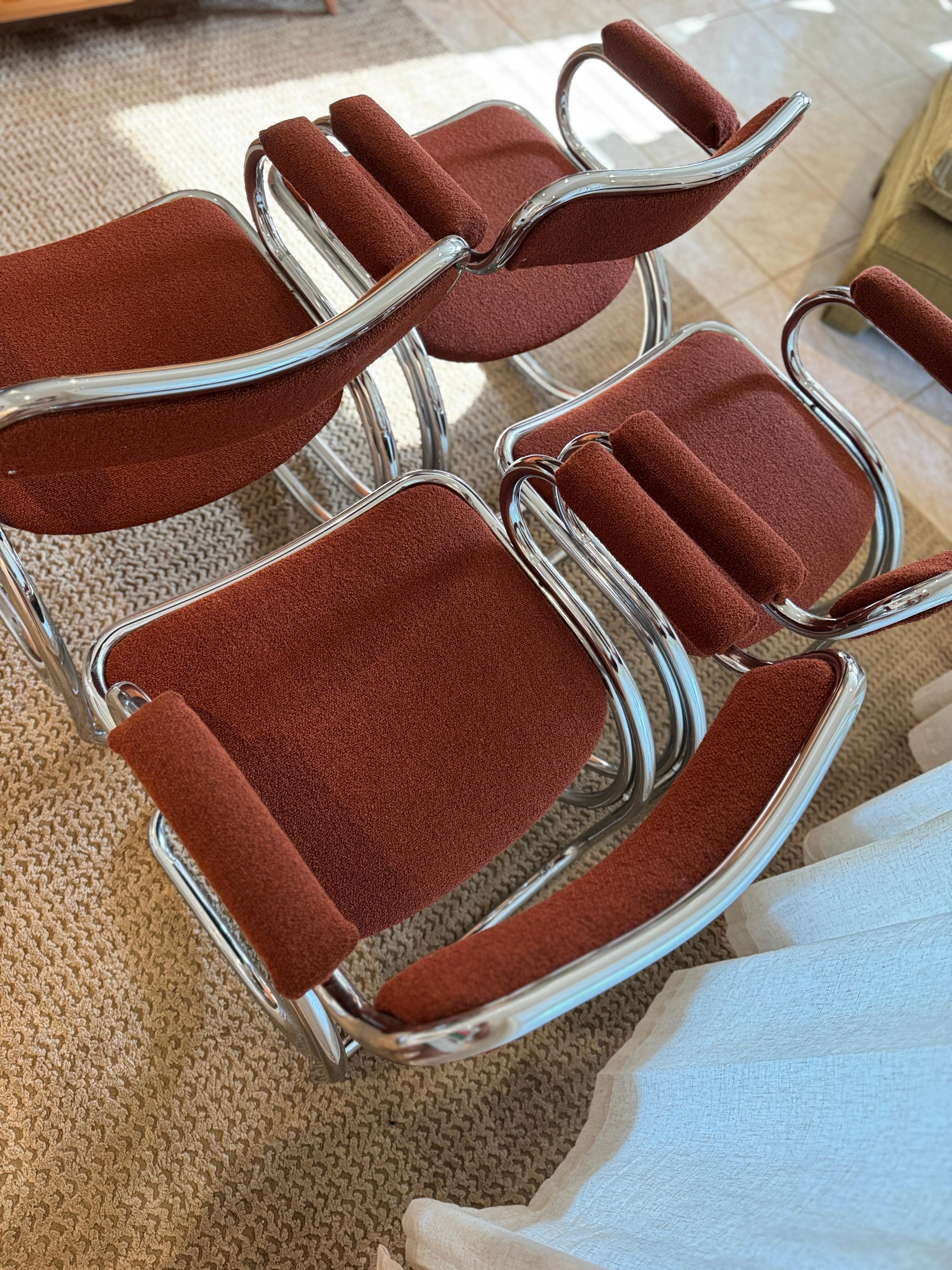 Un ensemble de 4 chaises chromées en porte-à-faux avec un tissu en tweed rouge orange brûlé. en vente 3