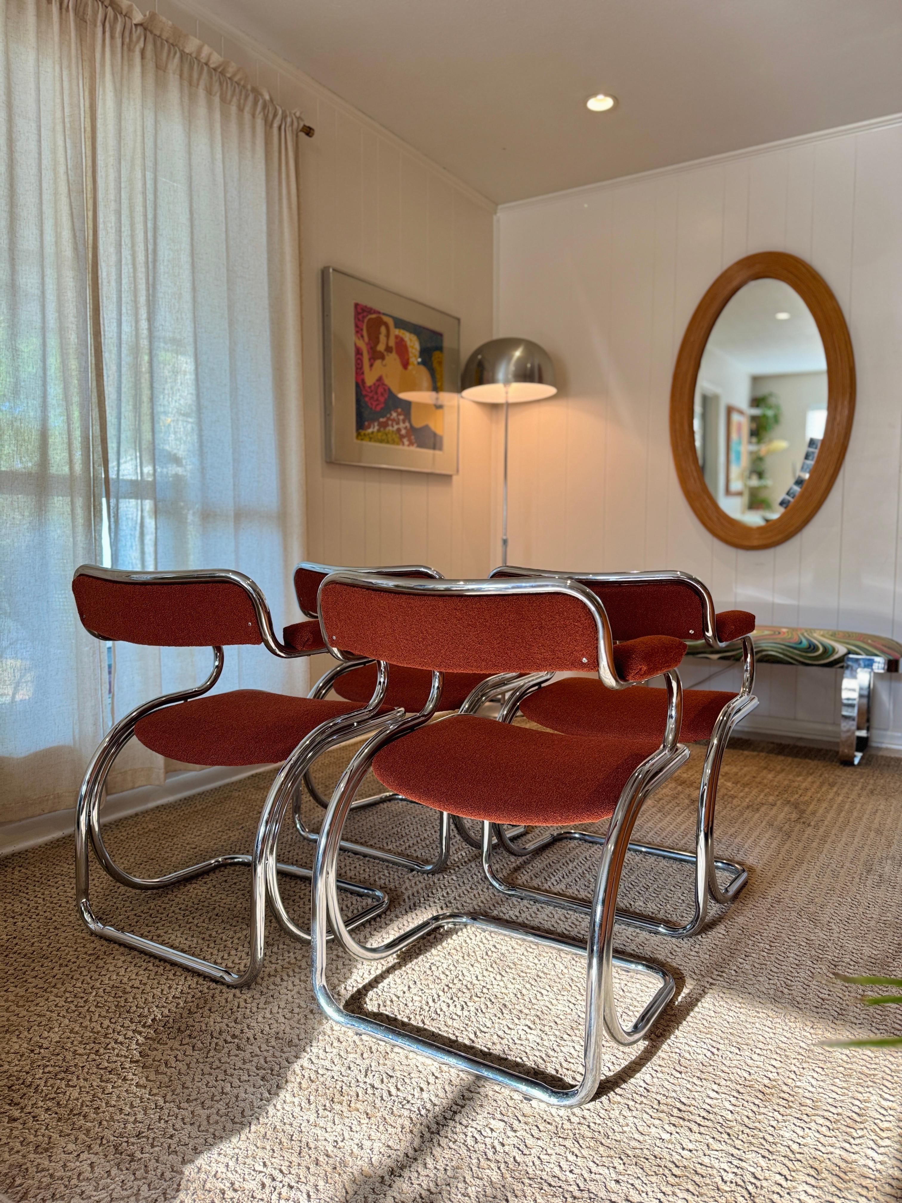 Un ensemble de 4 chaises chromées en porte-à-faux avec un tissu en tweed rouge orange brûlé. en vente 4