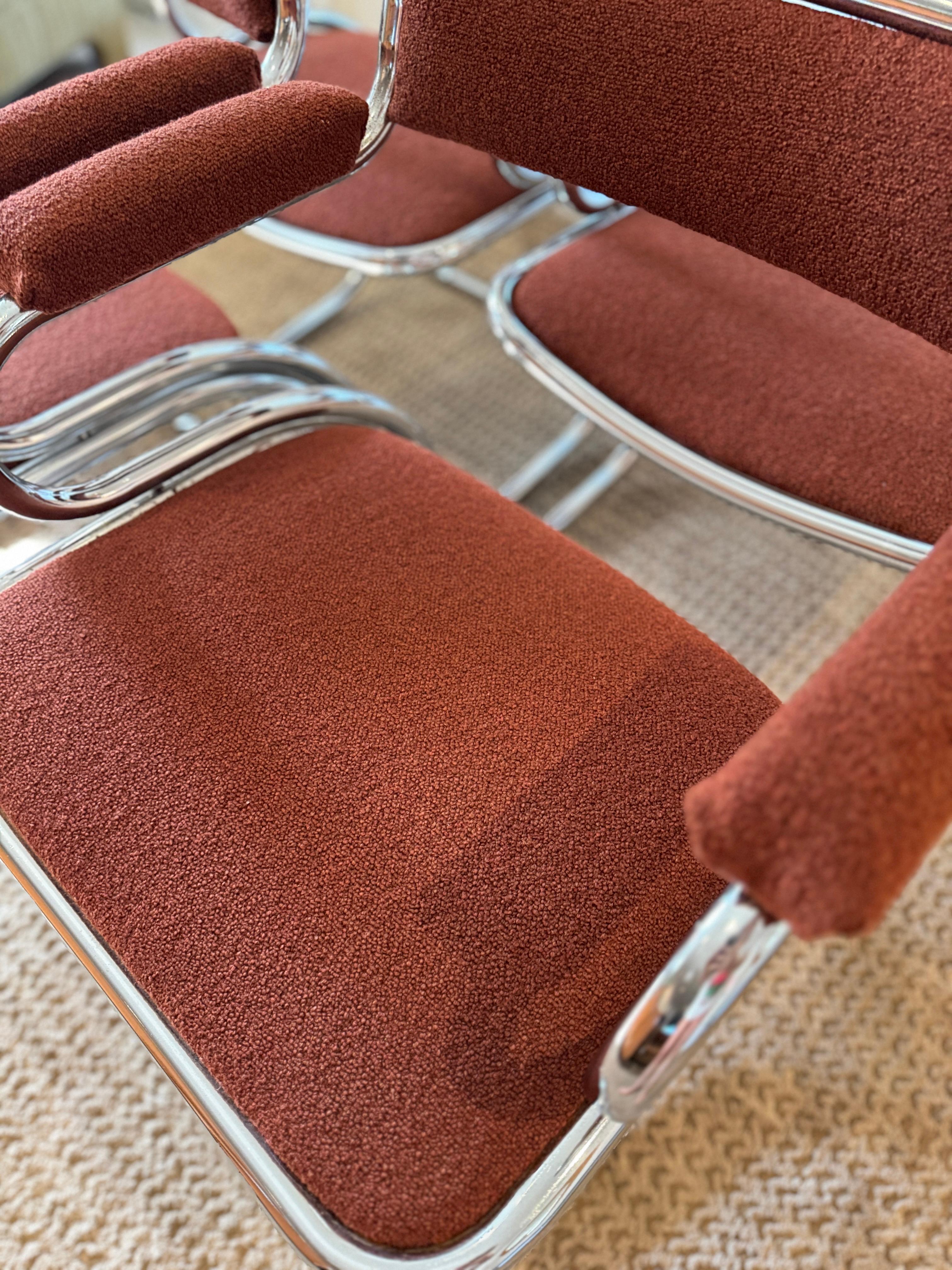 Un ensemble de 4 chaises chromées en porte-à-faux avec un tissu en tweed rouge orange brûlé. en vente 5