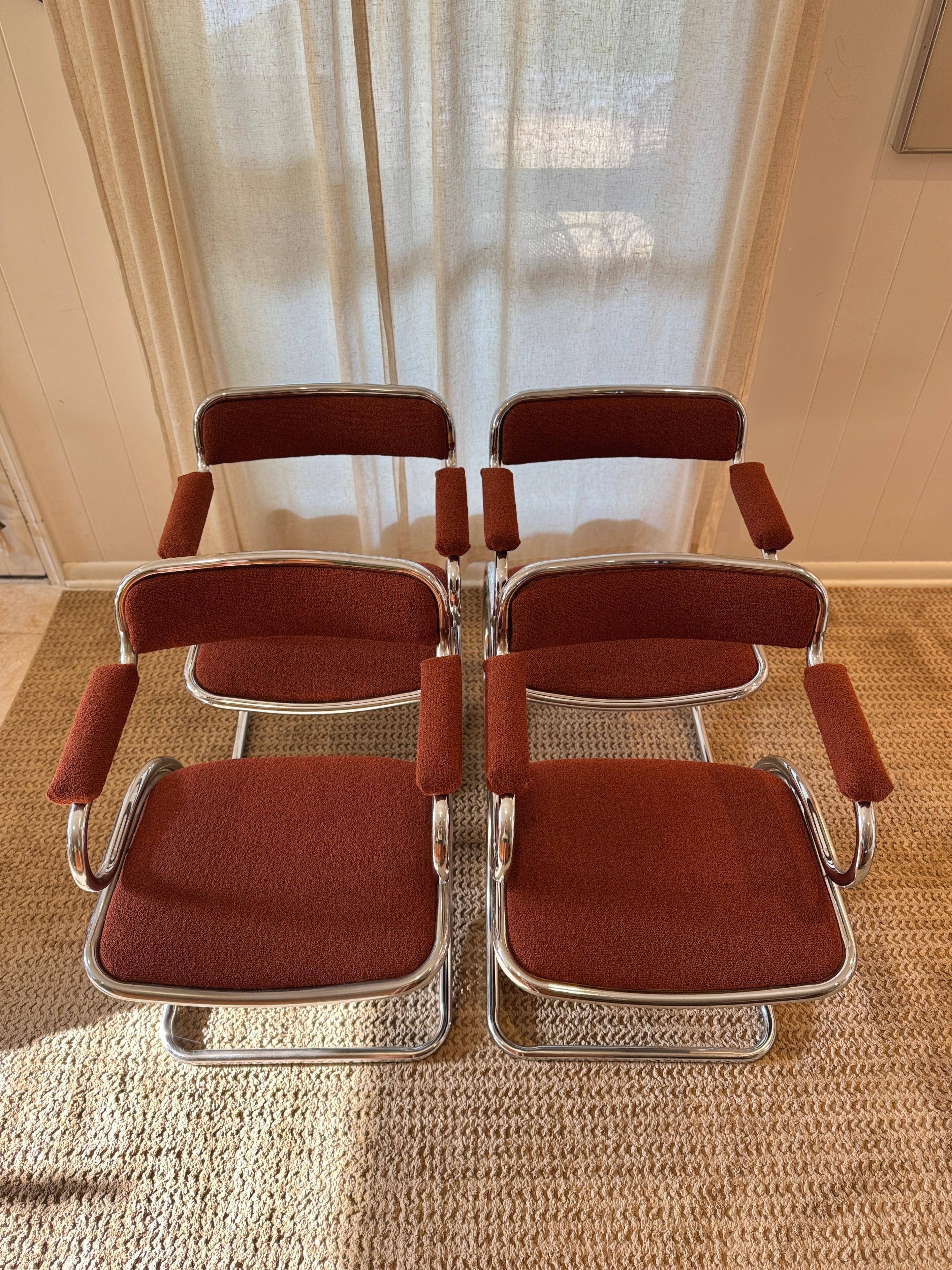 Un ensemble de 4 chaises chromées en porte-à-faux avec un tissu en tweed rouge orange brûlé. en vente 8