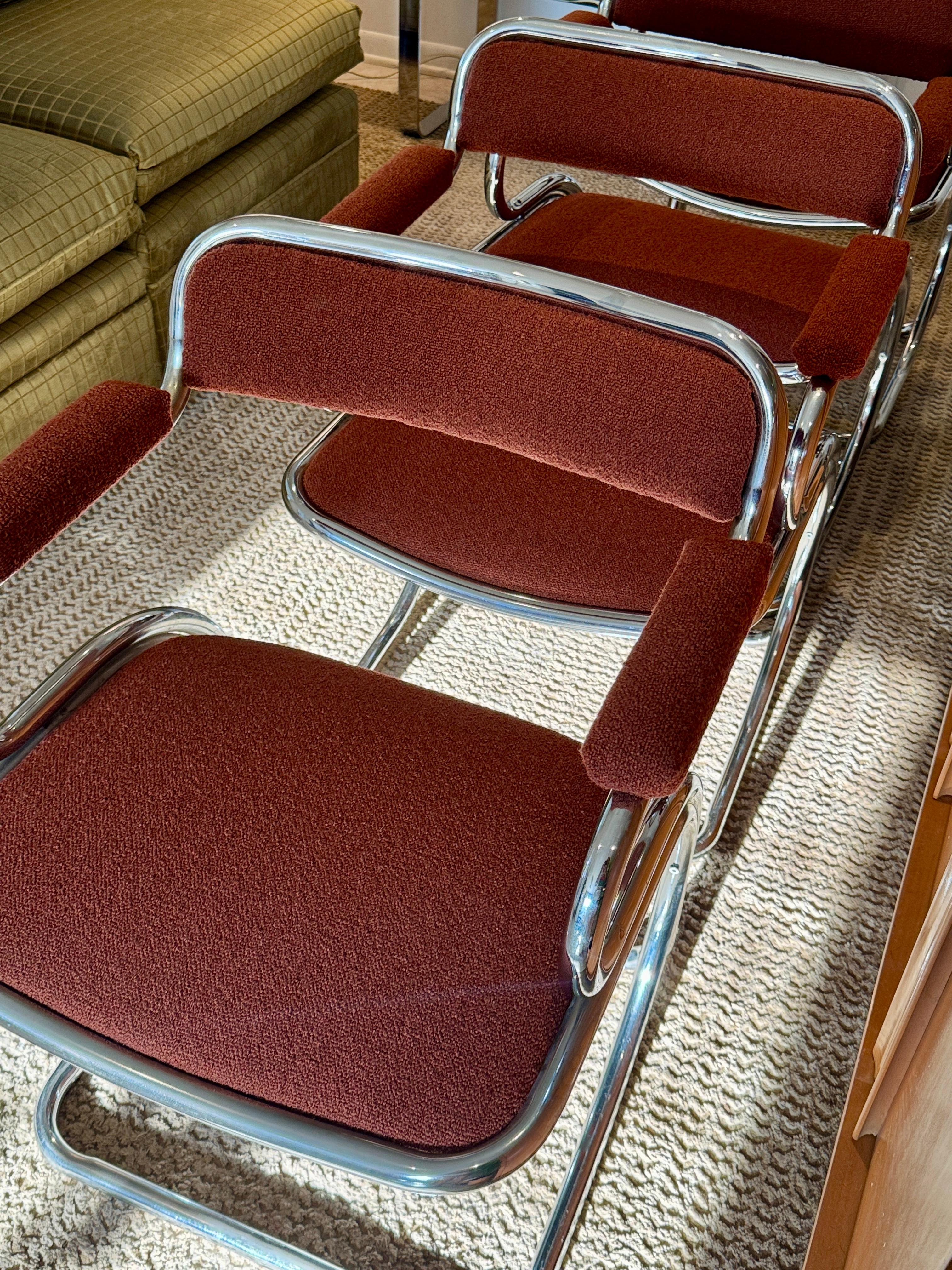Cet ensemble de 4 chaises chromées est absolument magnifique. Fraîchement retapissés dans un riche bouclier rouge rouille, ils apportent une touche luxueuse et haut de gamme. Fabriquées par Bassett Mirror Co. dans le style du designer italien