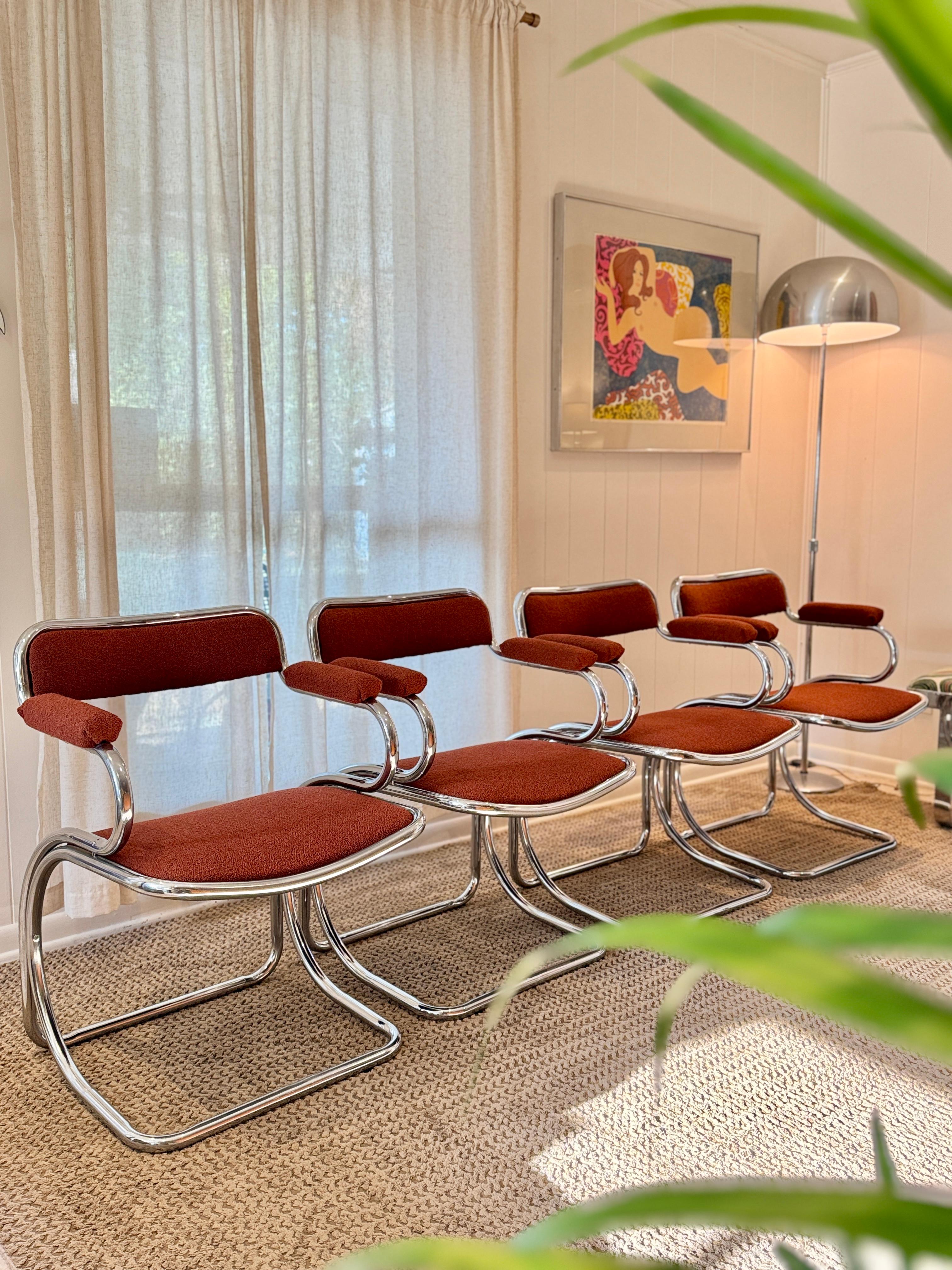 Mid-Century Modern Un ensemble de 4 chaises chromées en porte-à-faux avec un tissu en tweed rouge orange brûlé. en vente