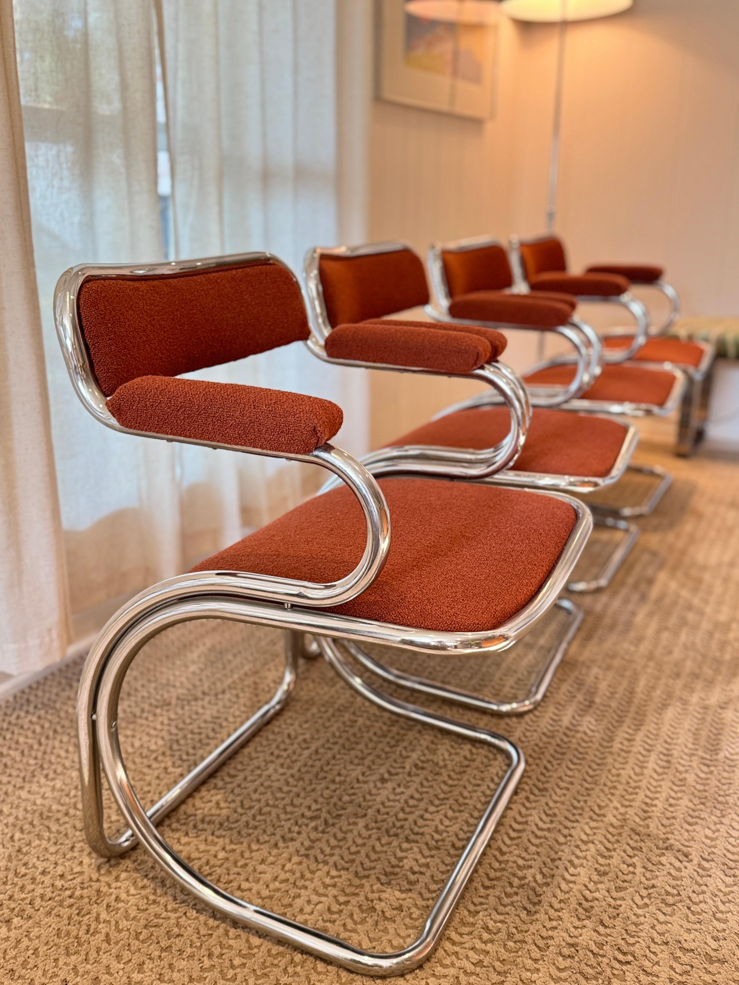 Inconnu Un ensemble de 4 chaises chromées en porte-à-faux avec un tissu en tweed rouge orange brûlé. en vente