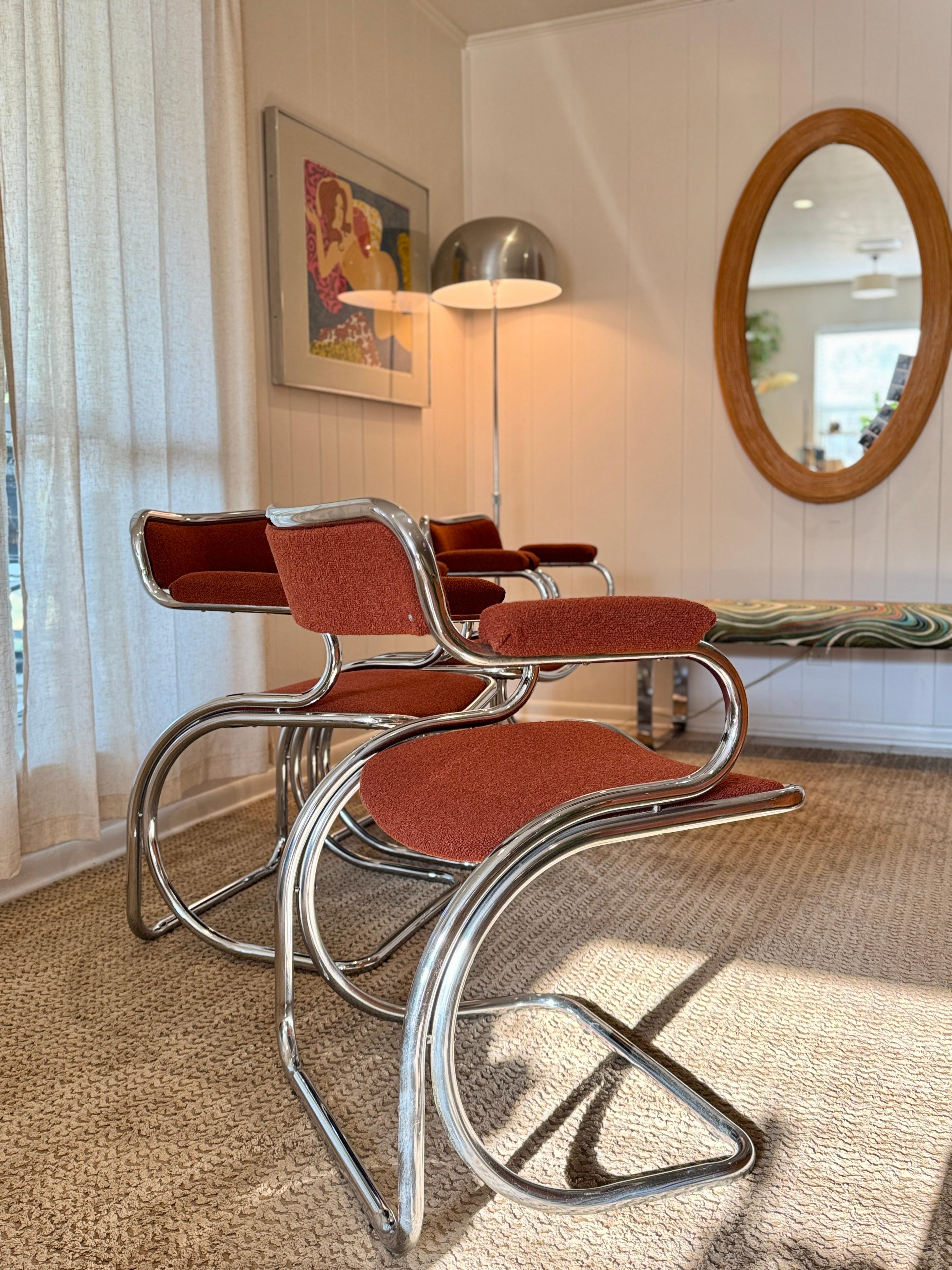 Un ensemble de 4 chaises chromées en porte-à-faux avec un tissu en tweed rouge orange brûlé. Bon état - En vente à Houston, TX