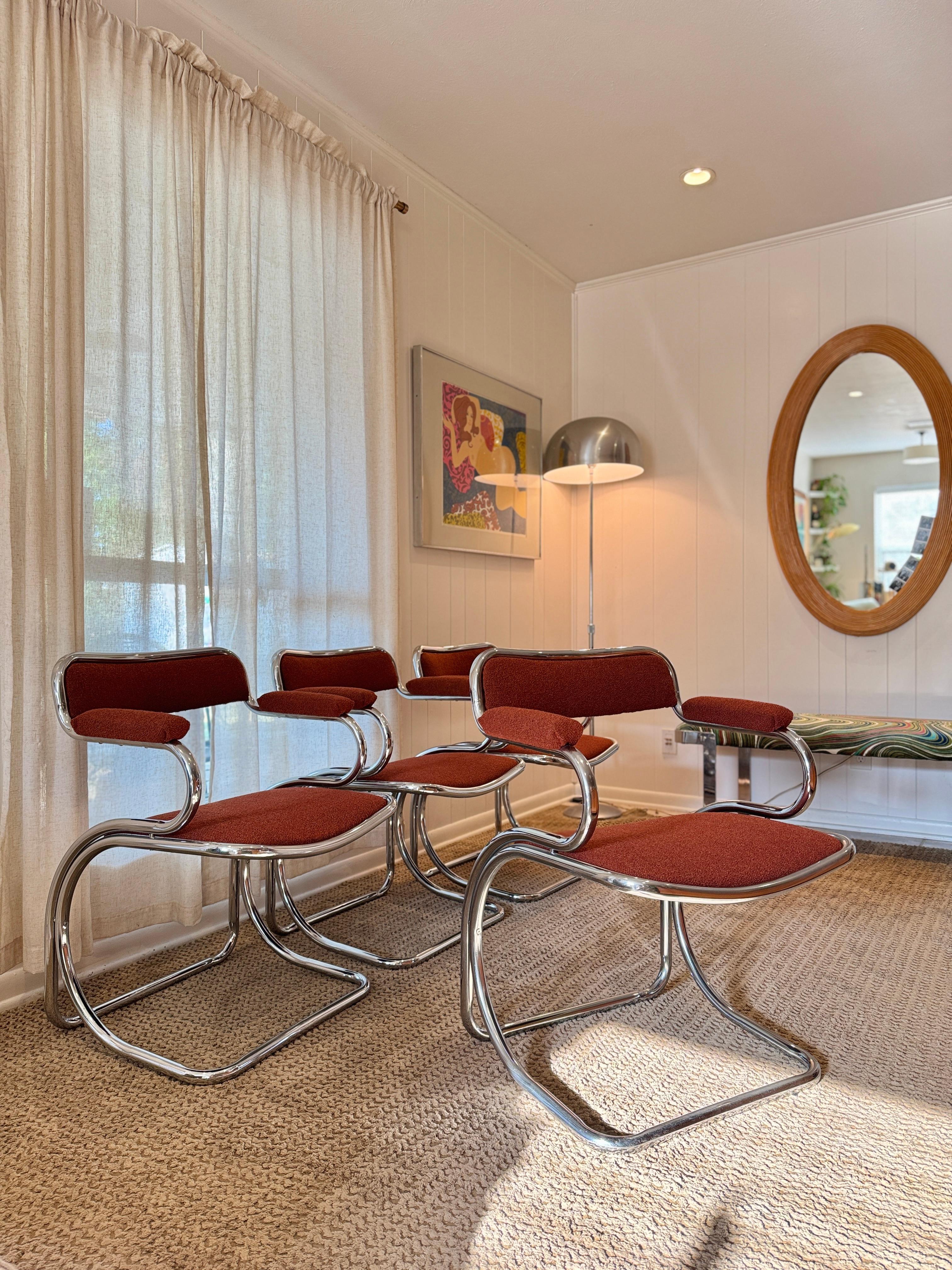 Fin du 20e siècle Un ensemble de 4 chaises chromées en porte-à-faux avec un tissu en tweed rouge orange brûlé. en vente