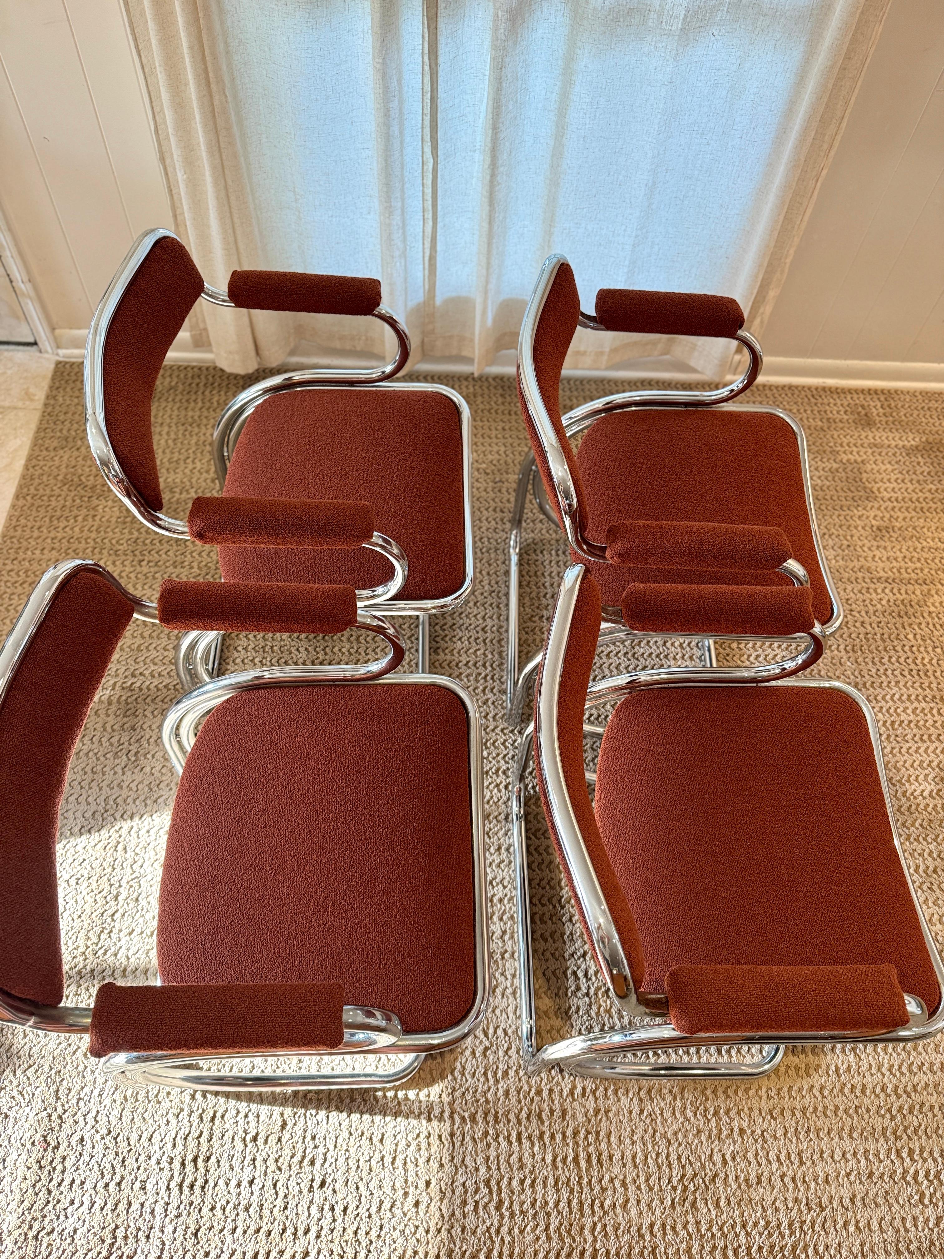 Bouclé Un ensemble de 4 chaises chromées en porte-à-faux avec un tissu en tweed rouge orange brûlé. en vente