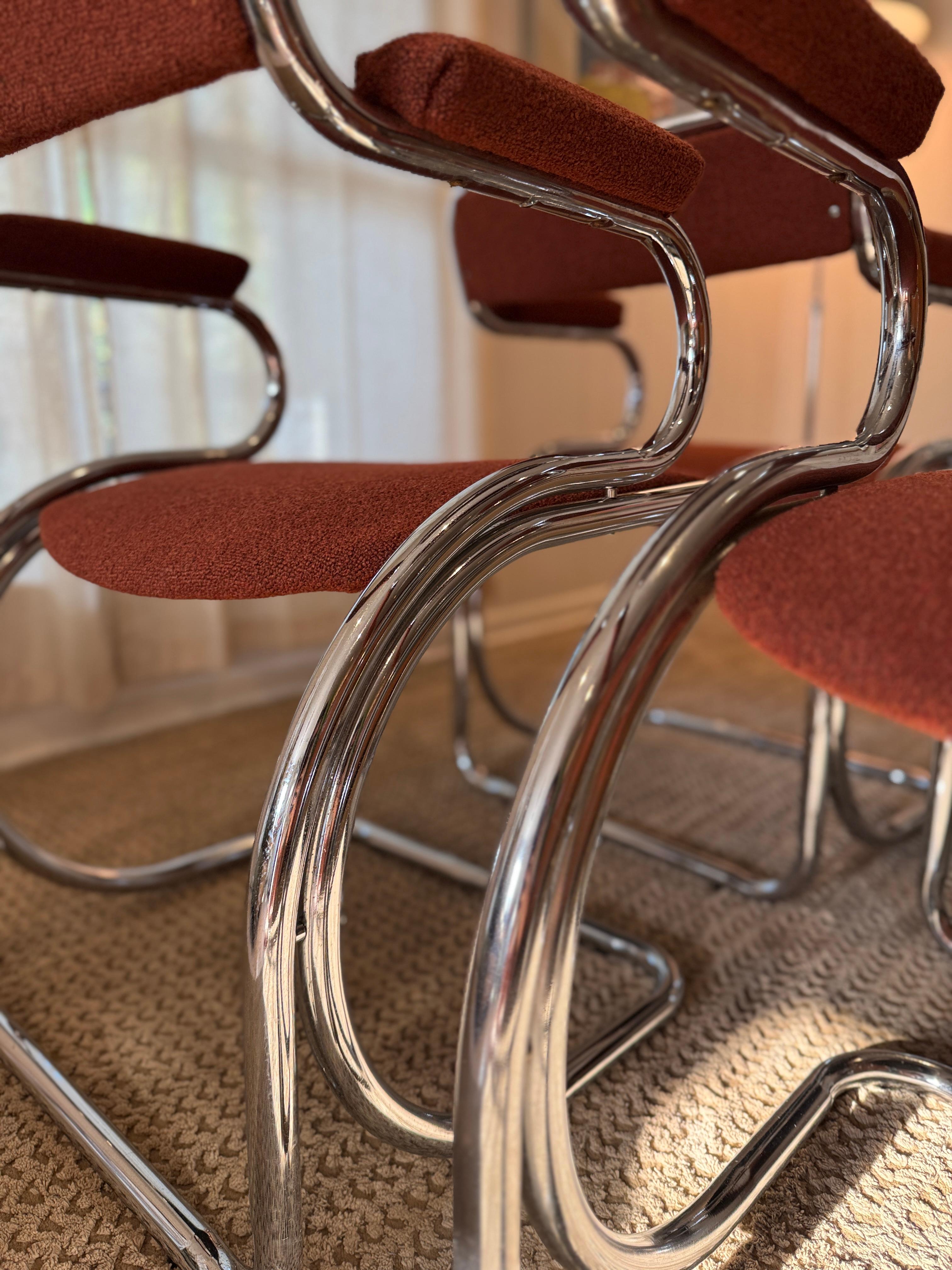 Un ensemble de 4 chaises chromées en porte-à-faux avec un tissu en tweed rouge orange brûlé. en vente 1