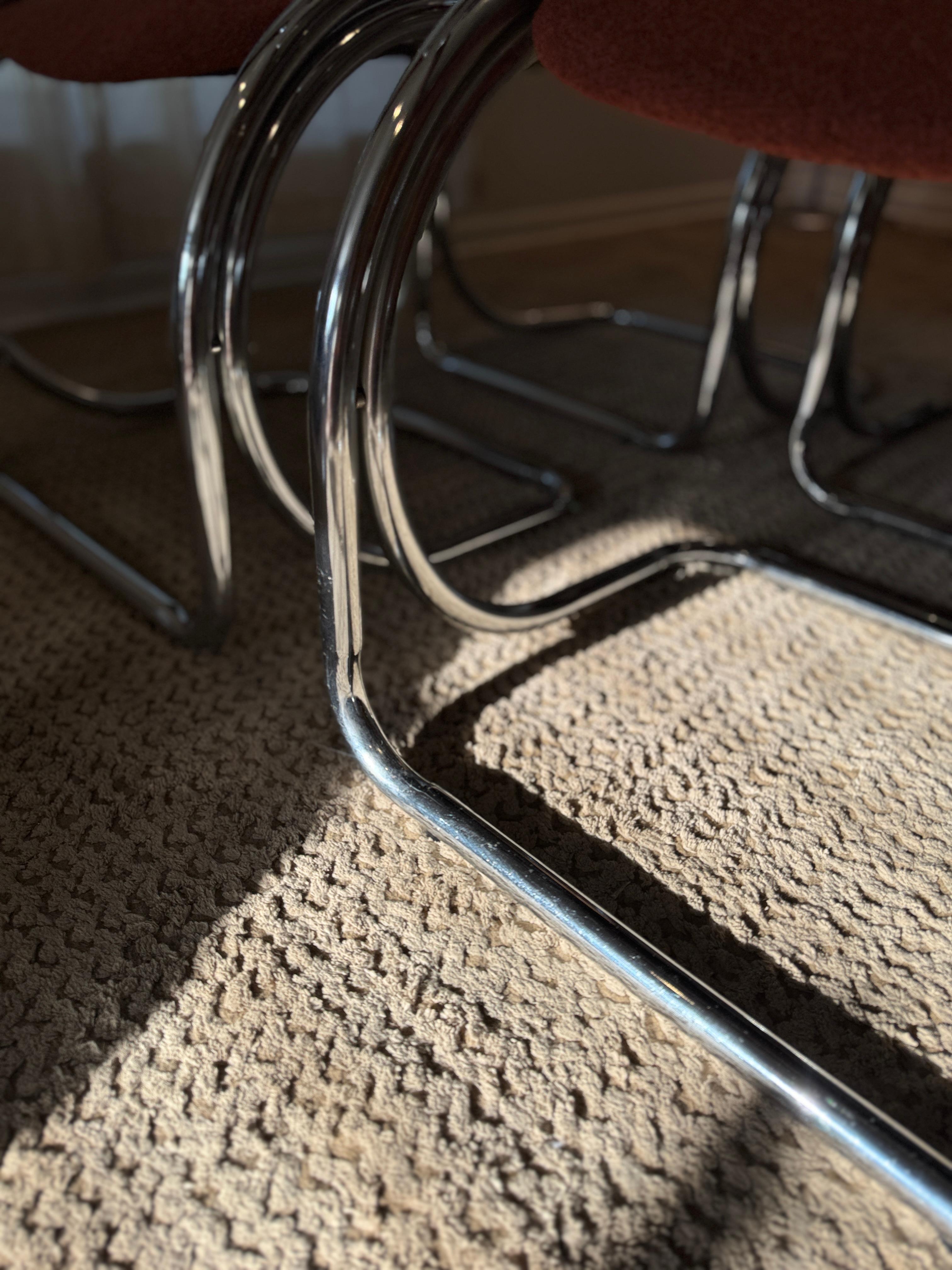 Un ensemble de 4 chaises chromées en porte-à-faux avec un tissu en tweed rouge orange brûlé. en vente 2