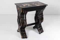 Satz von 4 schwarz lackierten Chinoiserie-Tischen mit Japanglasur, 19. Jahrhundert