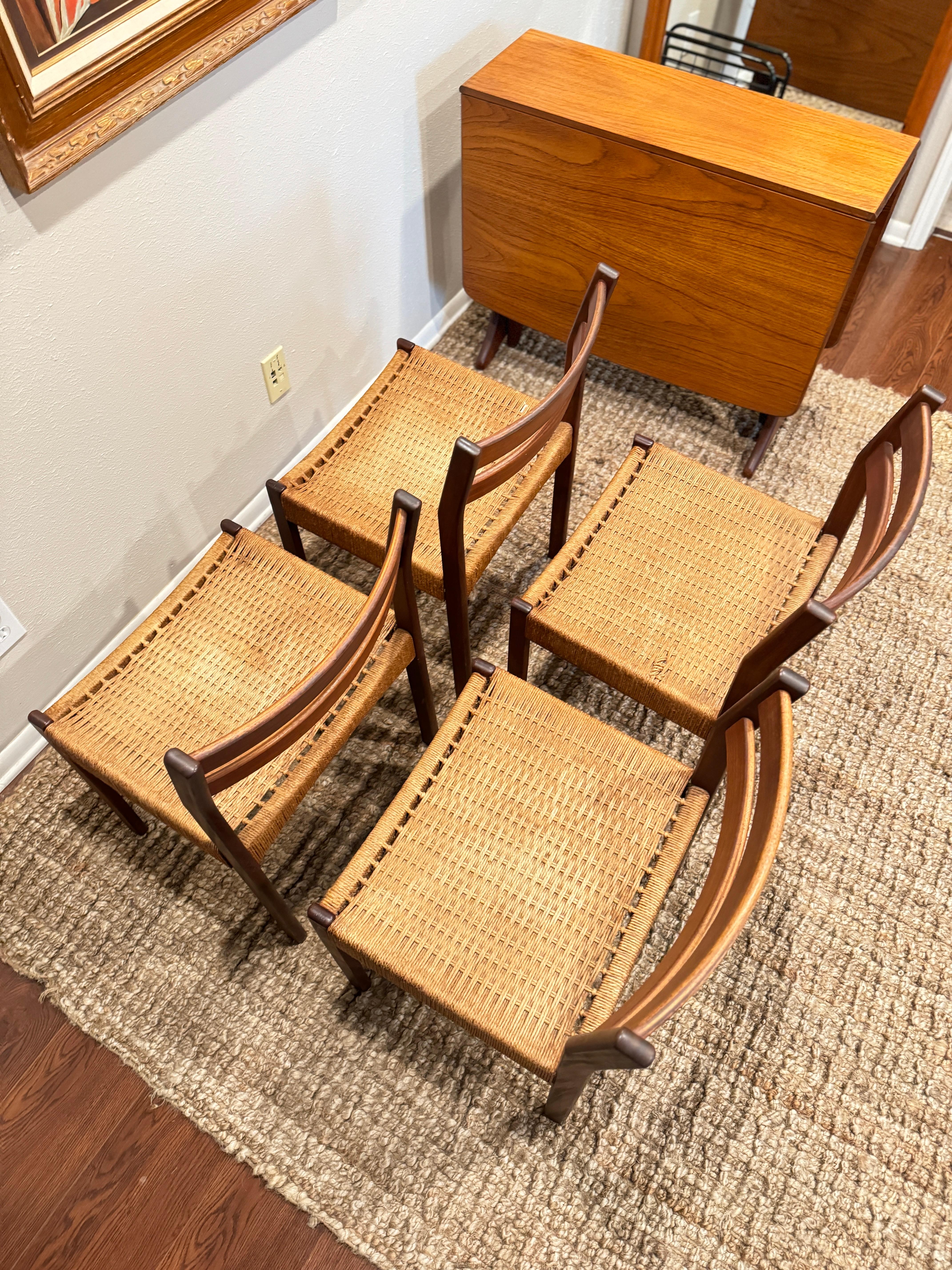 Ein Satz von 4 von Arne Hovmand Olsen entworfenen Esszimmerstühlen, hergestellt von Mogens Kold im Zustand „Gut“ im Angebot in Houston, TX