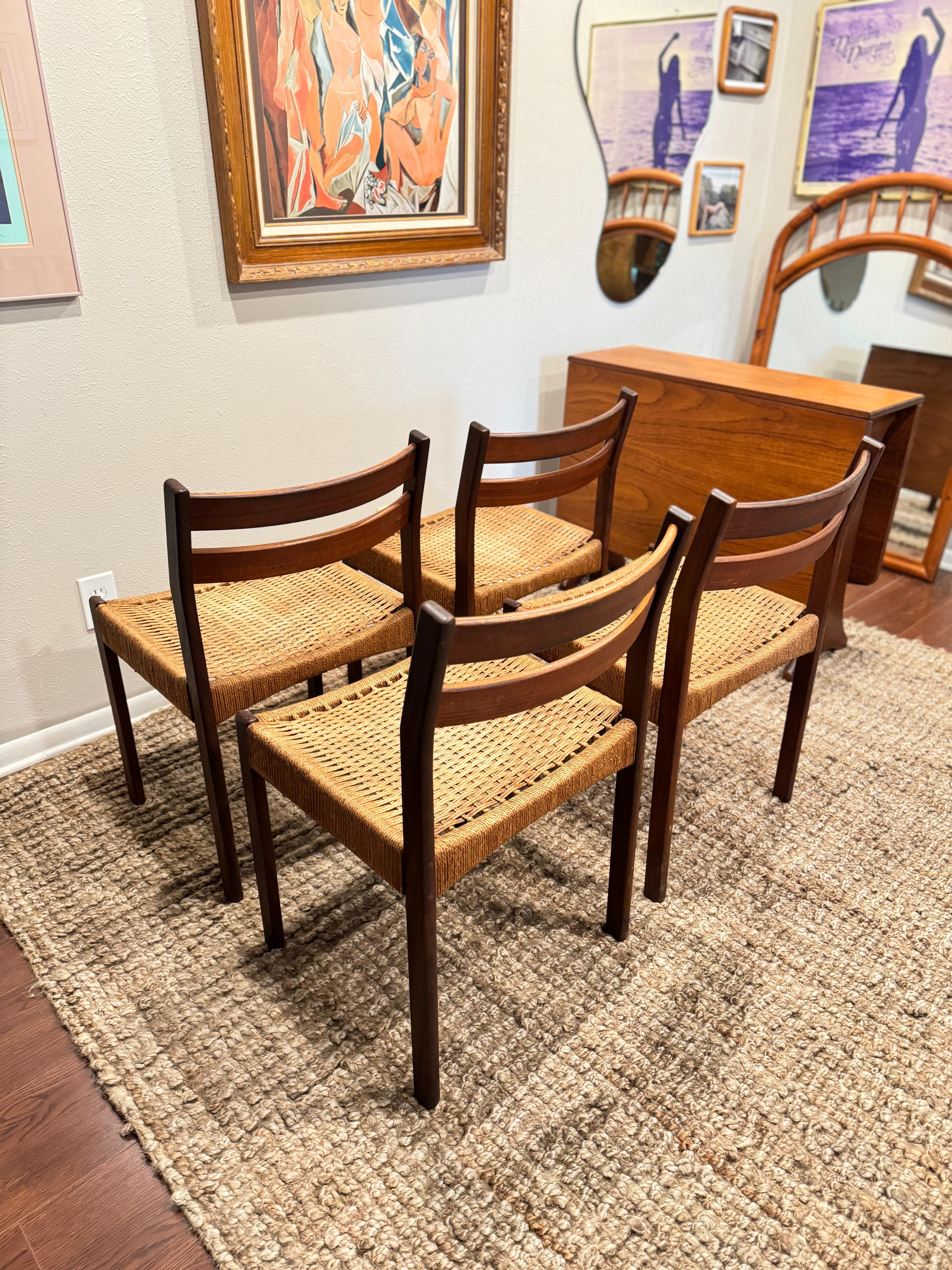 Milieu du XXe siècle Un ensemble de 4 chaises de salle à manger conçues par Arne Hovmand Olsen, produit par Mogens Kold en vente