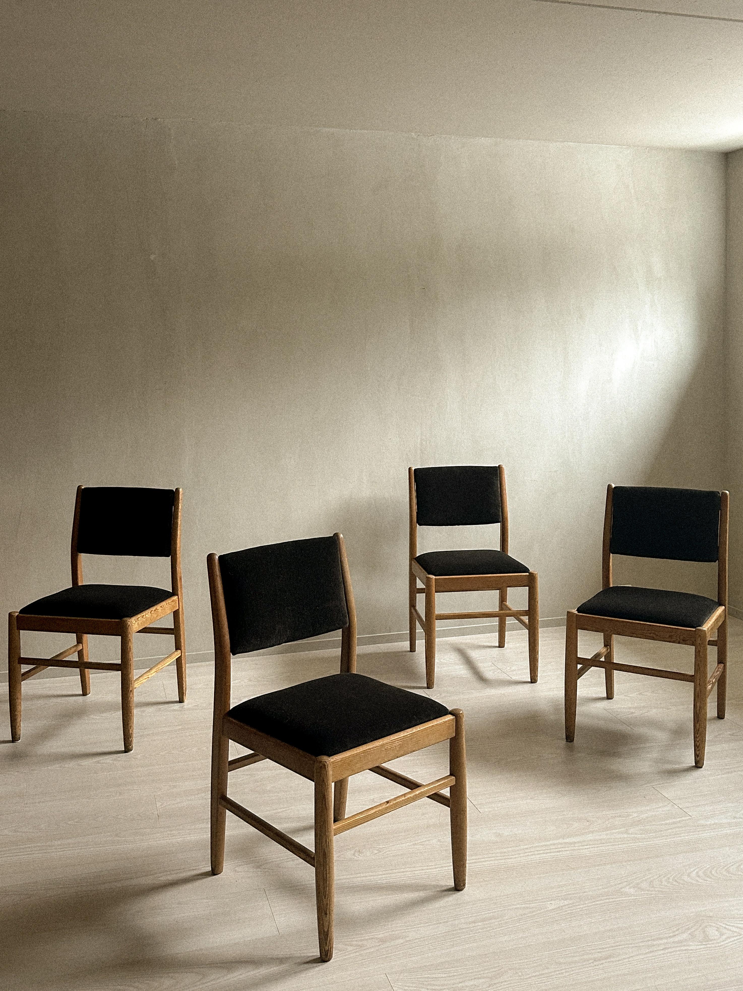 Ein wunderschönes Set aus 4 Esszimmerstühlen der norwegischen Designer Torbjørn Afdal und Harry Moen. Diese in den 1960er Jahren in Norwegen hergestellten Stühle wurden mit dunkelbraunem Samt neu bezogen. Das Holz ist in seinem ursprünglichen
