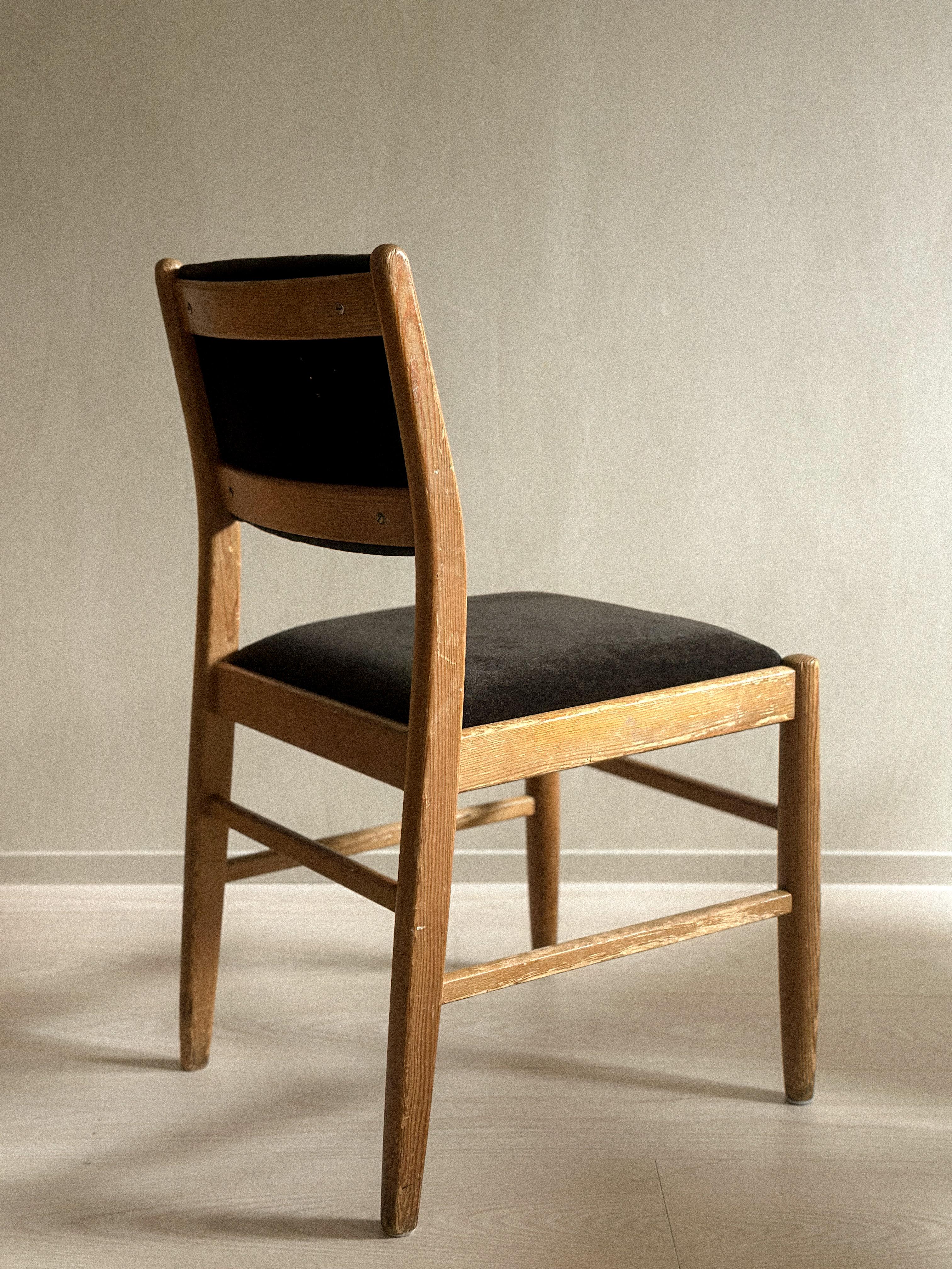 Mid-Century Modern Ensemble de 4 chaises de salle à manger, velours de pin et de laine, Scandinavie, vers les années 1960  en vente