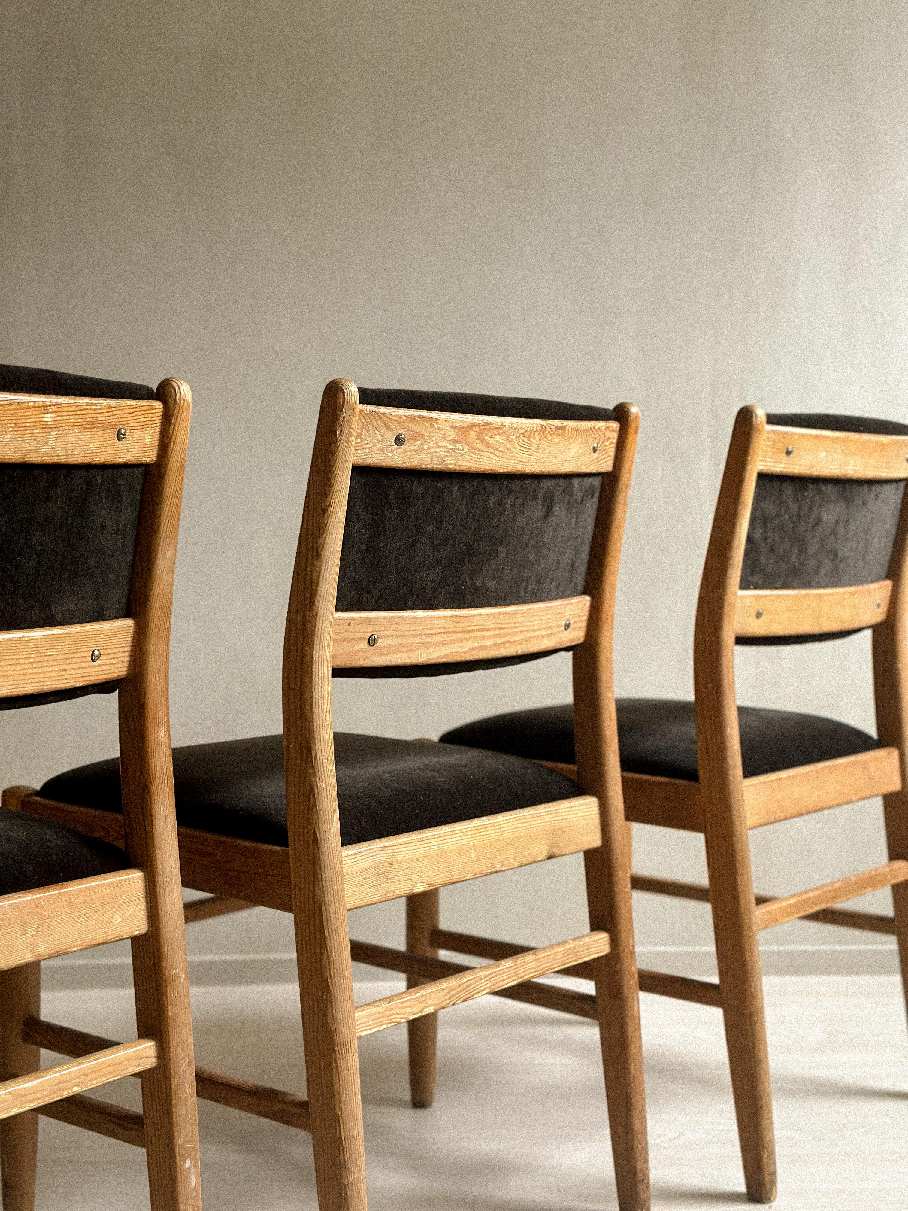 A Set of 4 Dining Chairs, Pine and Wool Velour, Scandinavia, c. 1960s  In Good Condition For Sale In Hønefoss, 30