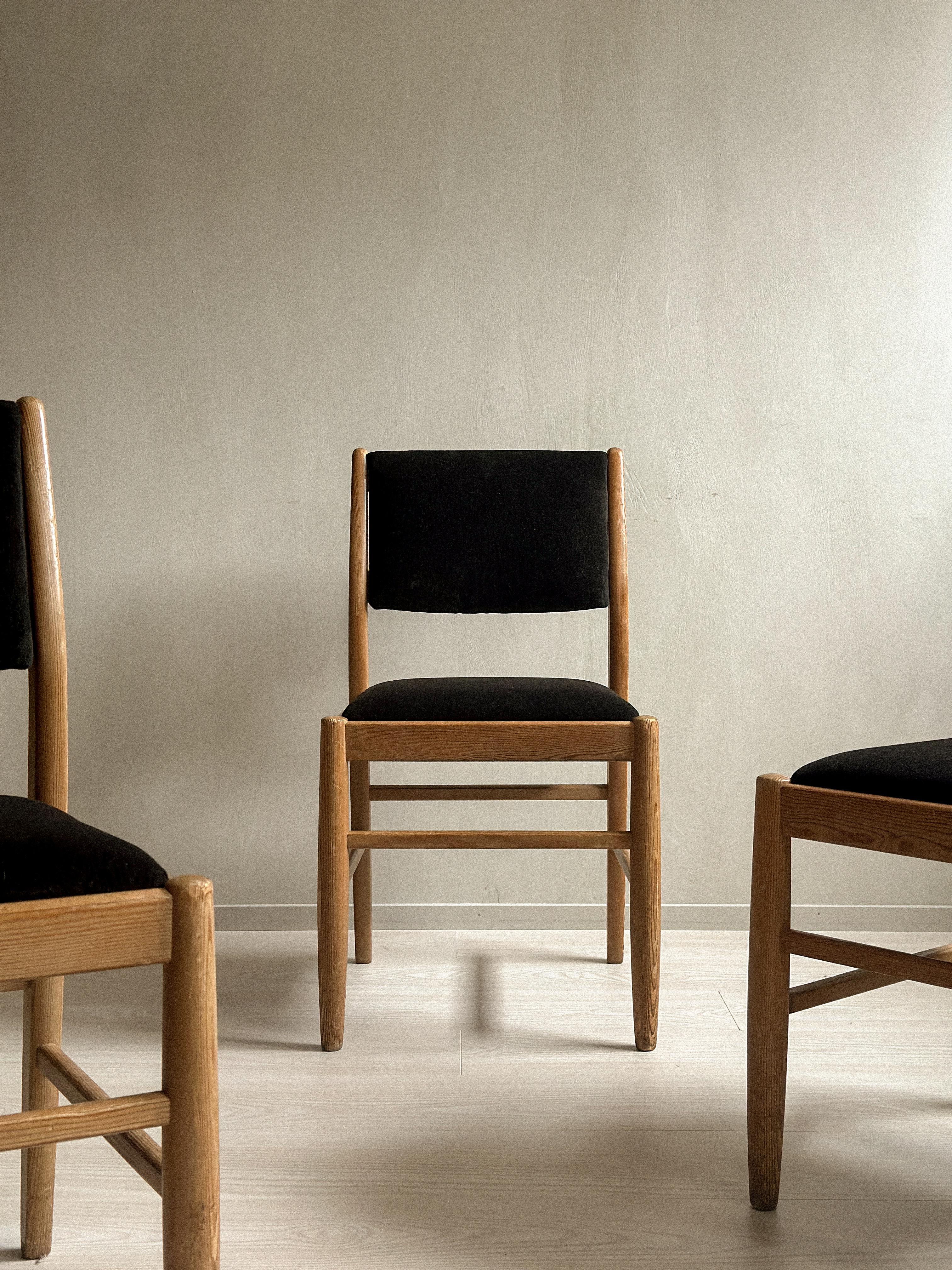 Velours Ensemble de 4 chaises de salle à manger, velours de pin et de laine, Scandinavie, vers les années 1960  en vente