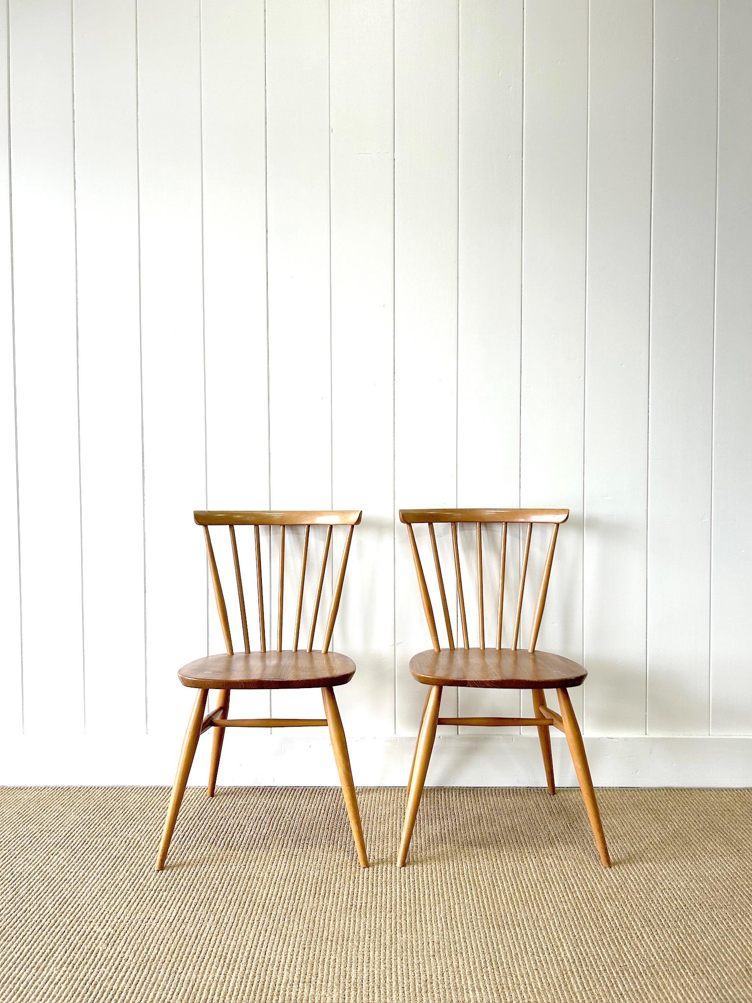 A Set of 4 Ercol Stick Back or Windsor Chairs In Good Condition For Sale In Oak Park, MI