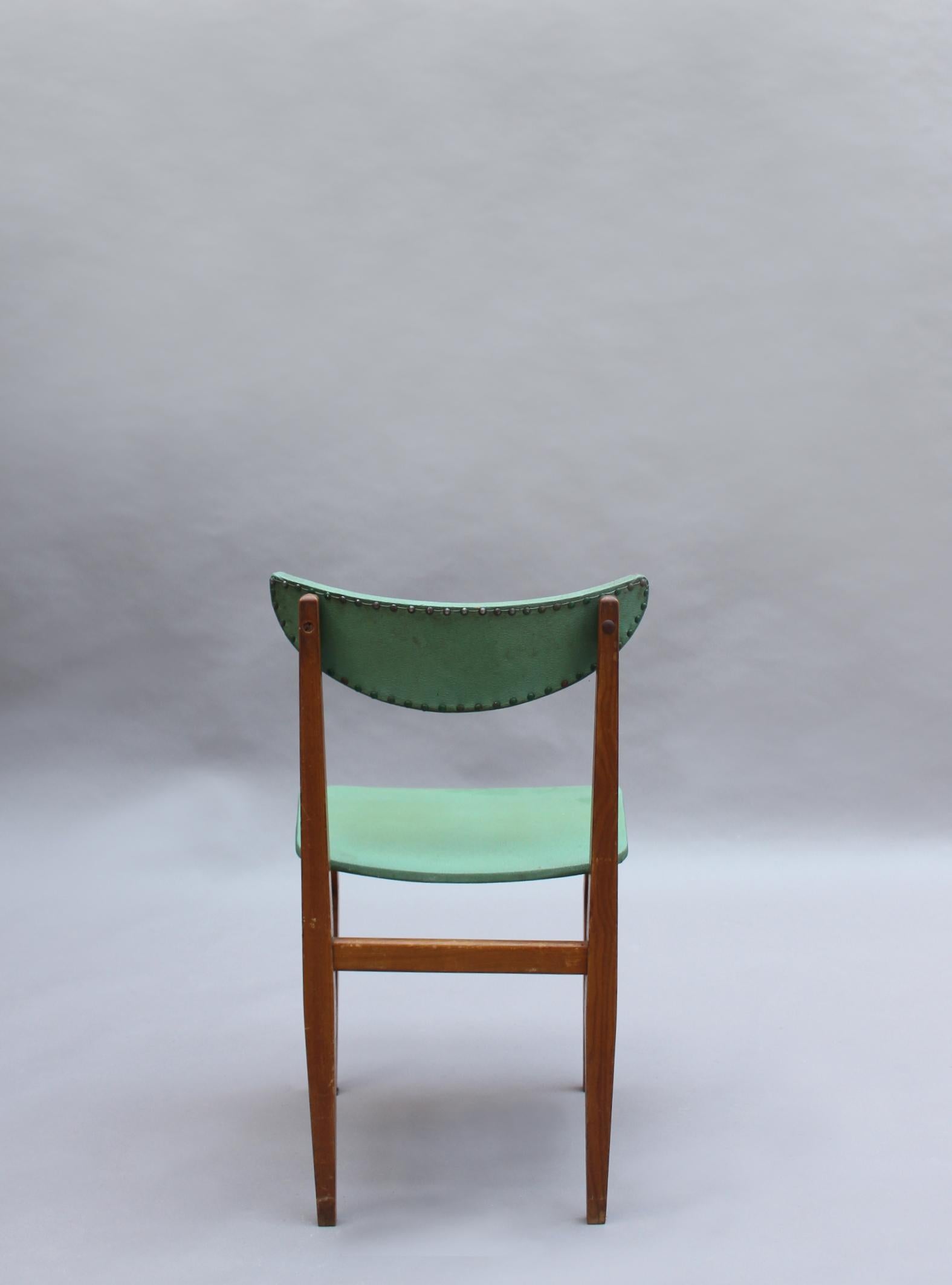 Ensemble de 4 chaises françaises de qualité en orme des années 1950 en vente 3