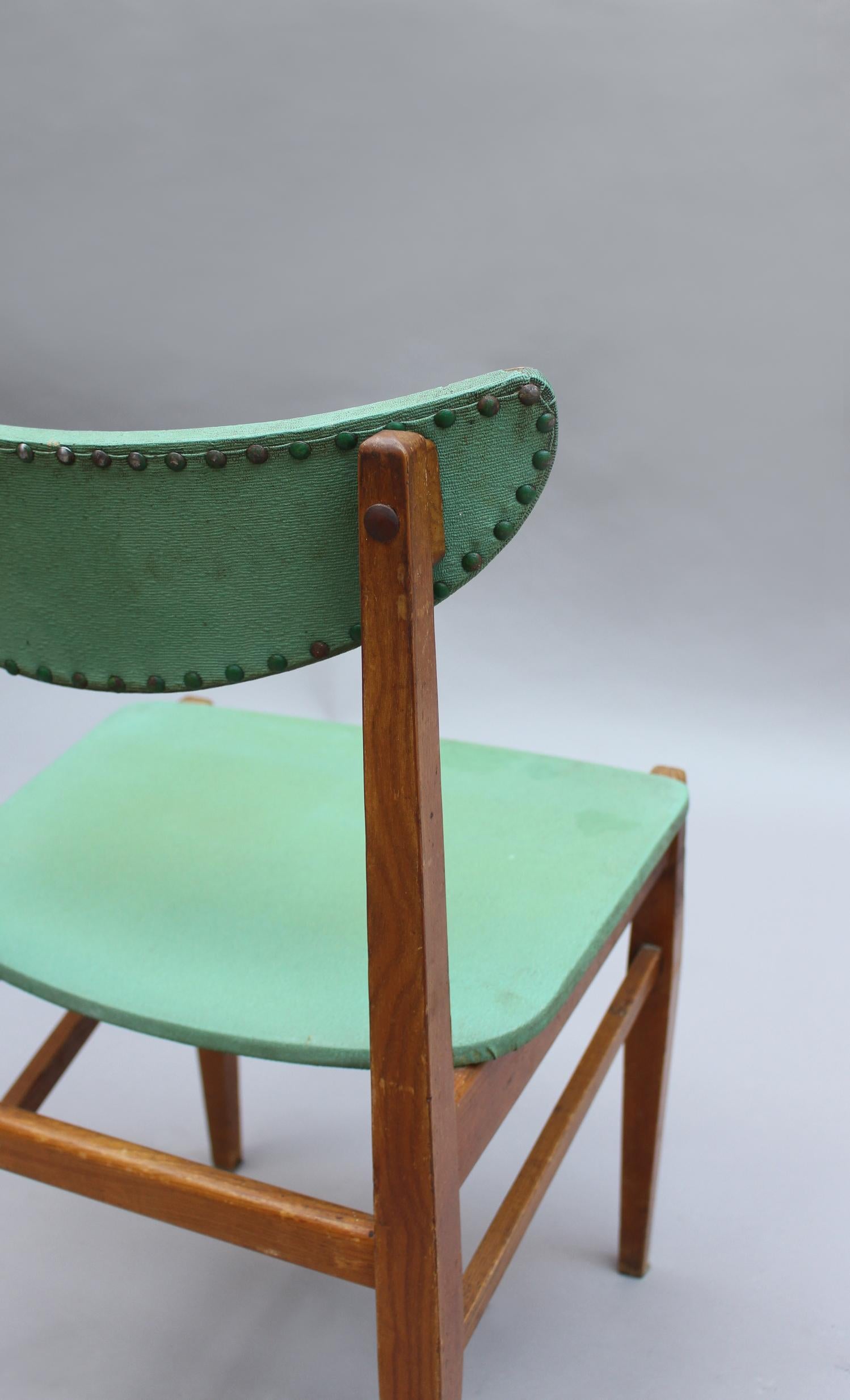 Ensemble de 4 chaises françaises de qualité en orme des années 1950 en vente 4