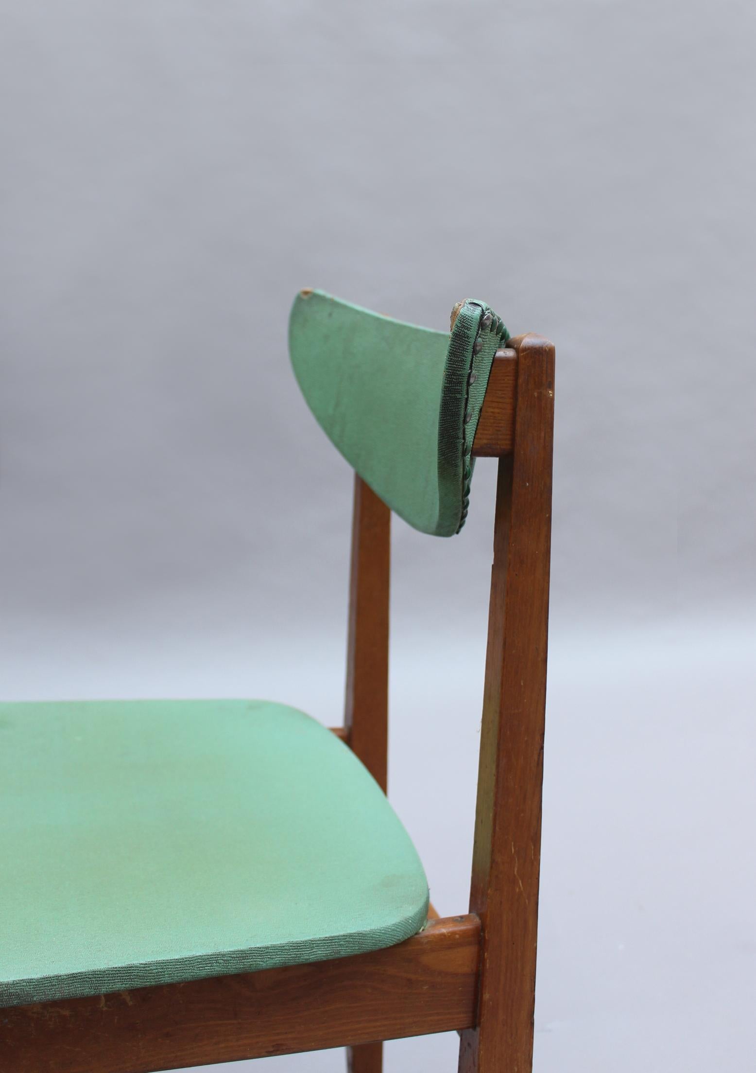 Ensemble de 4 chaises françaises de qualité en orme des années 1950 en vente 5