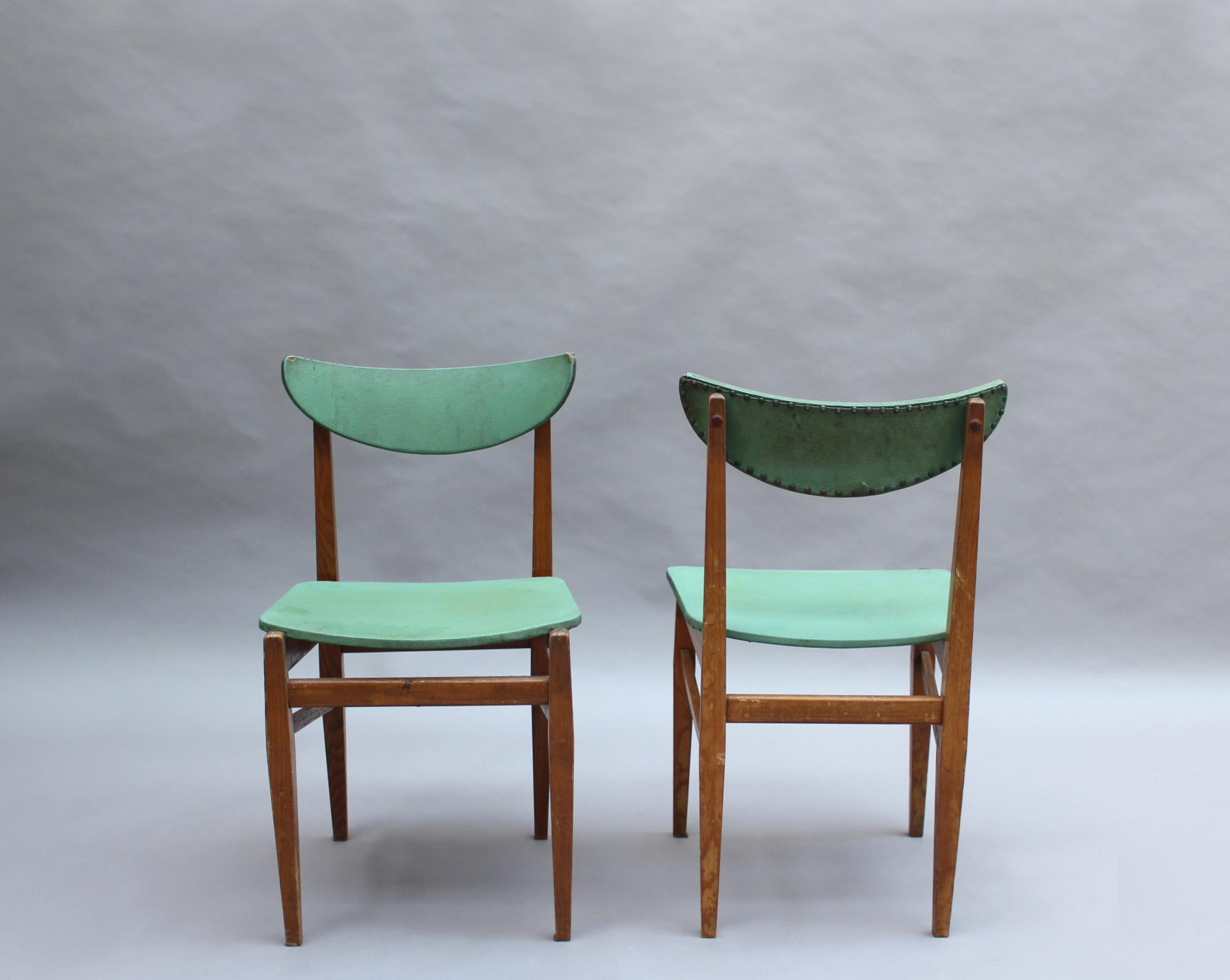 Français Ensemble de 4 chaises françaises de qualité en orme des années 1950 en vente