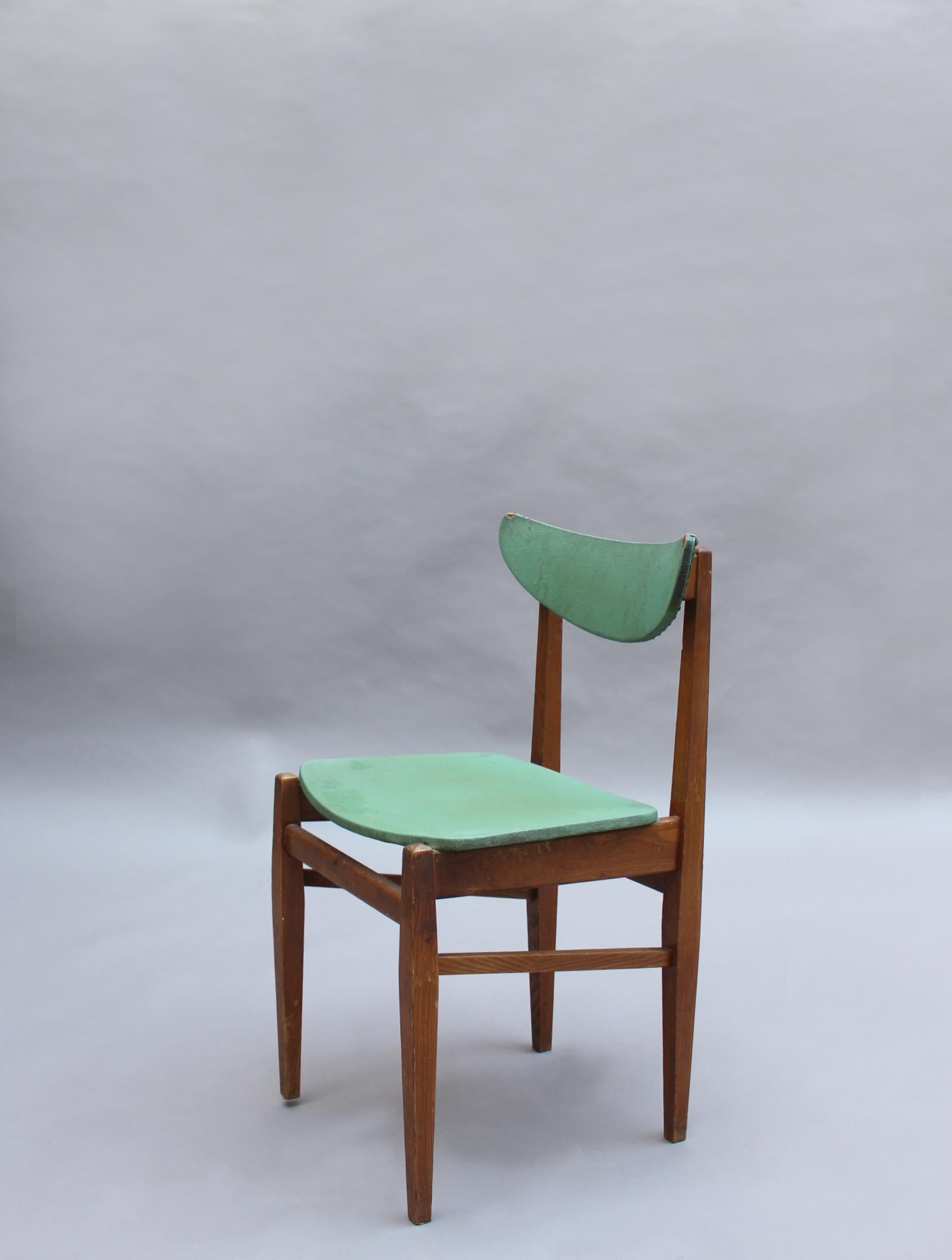 Orme Ensemble de 4 chaises françaises de qualité en orme des années 1950 en vente