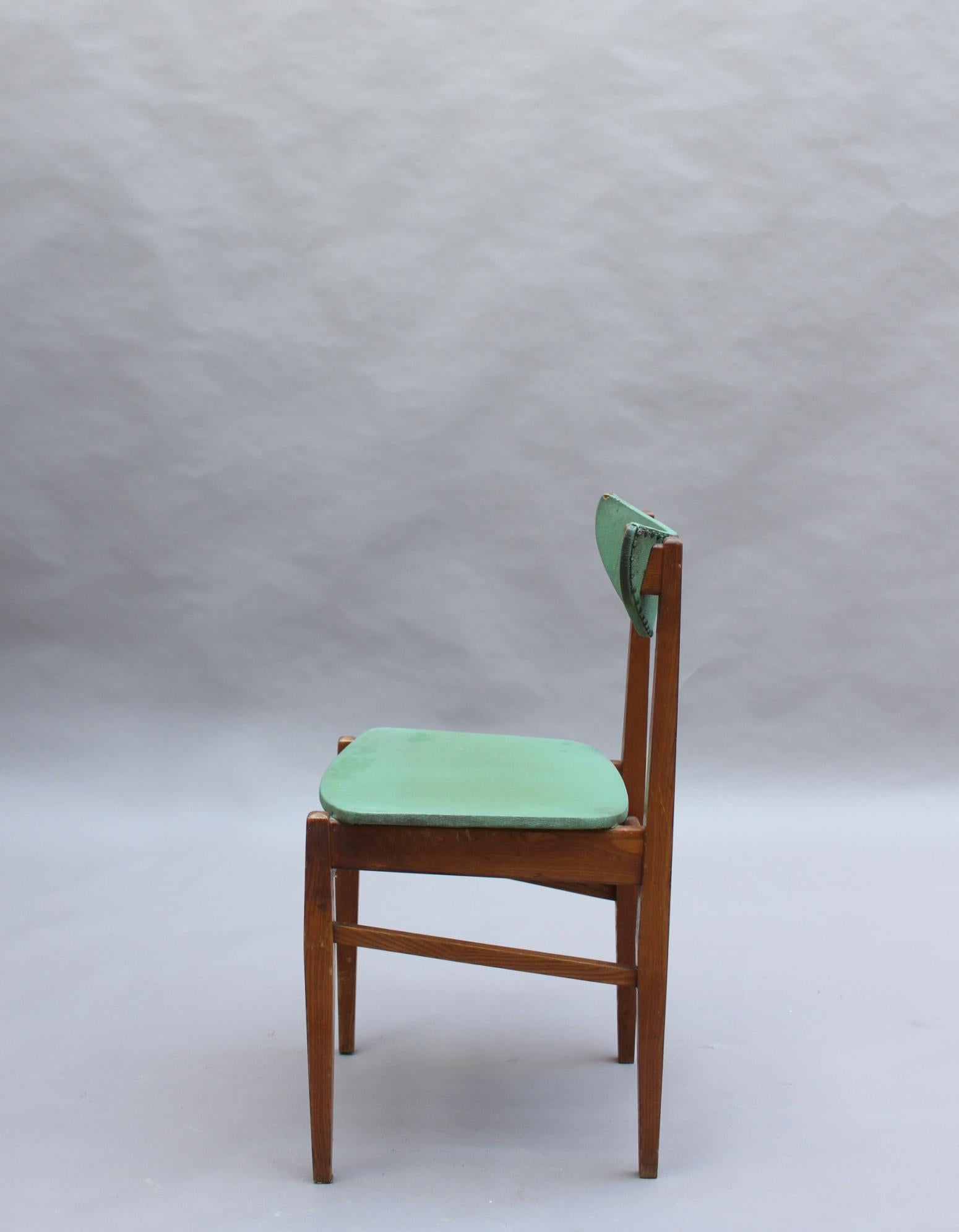 Ensemble de 4 chaises françaises de qualité en orme des années 1950 en vente 1