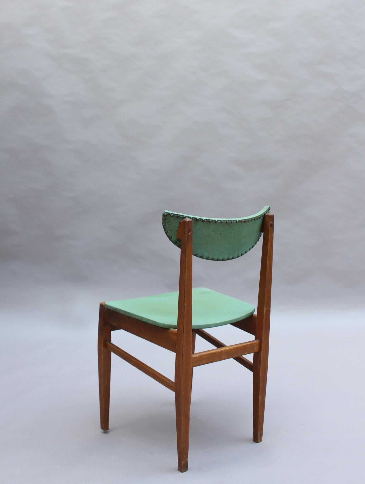Ensemble de 4 chaises françaises de qualité en orme des années 1950 en vente 2