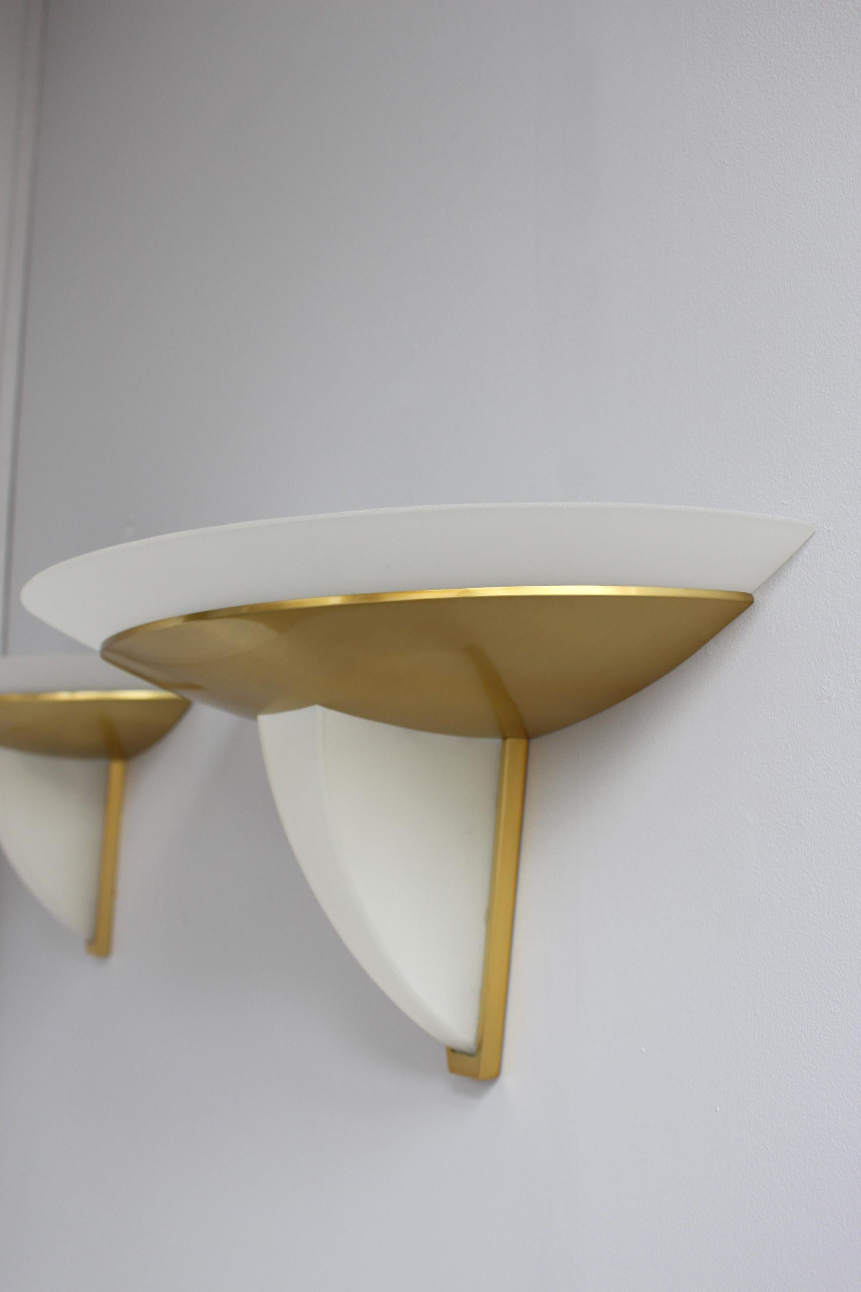Set di 4 oggetti in ottone e vetro smerigliato in stile Art Deco francese di Perzel in vendita 3