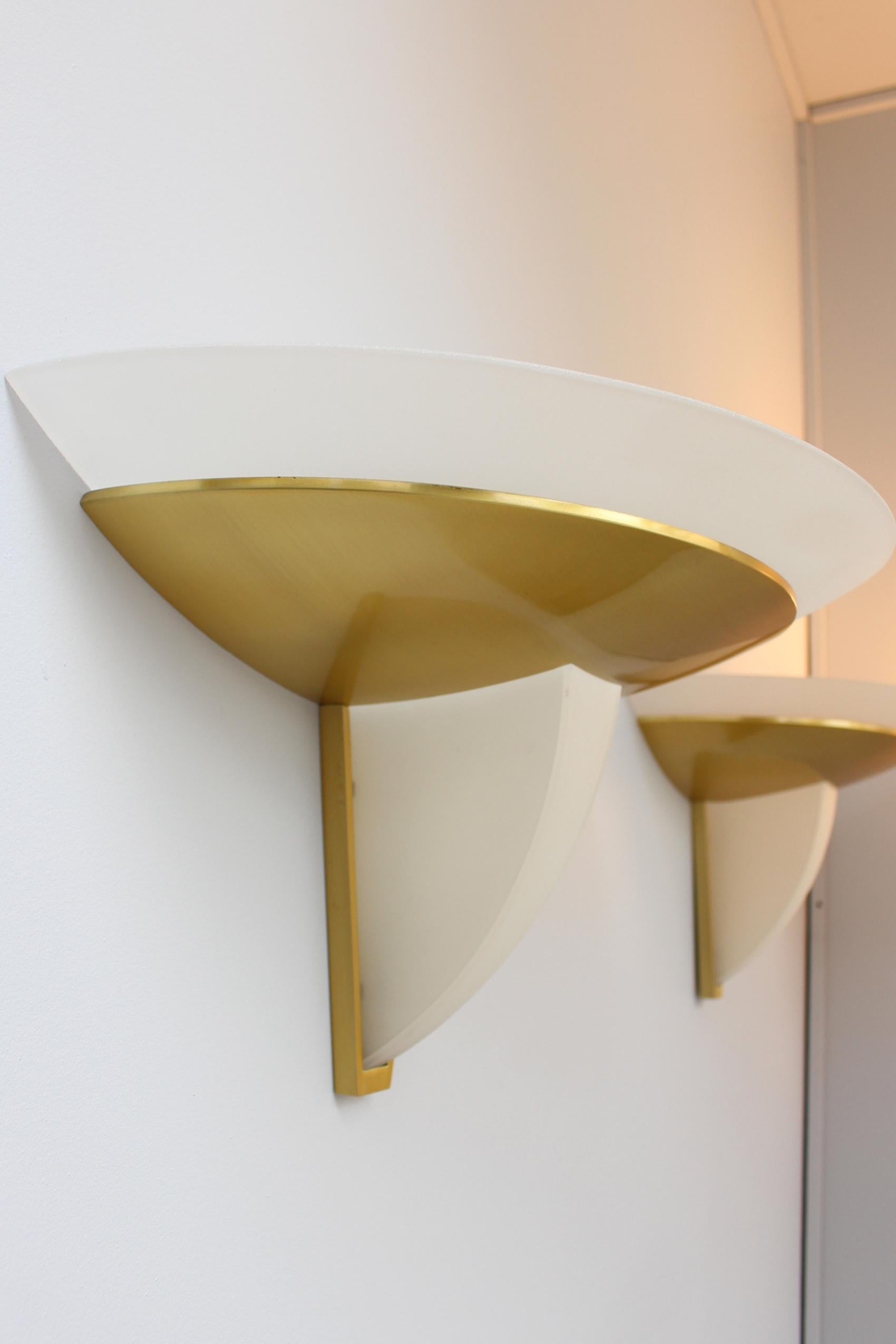 Set di 4 oggetti in ottone e vetro smerigliato in stile Art Deco francese di Perzel in vendita 7