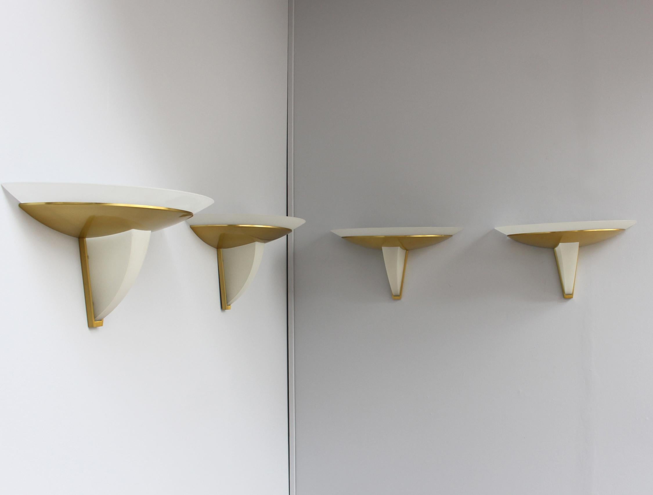 Jean Perzel - Un set di quattro lampade da parete degli anni '30 con una vasca in ottone e diffusori in vetro smerigliato, delineati da una cornice in ottone.

Create negli anni '30, queste applique adornavano l'ex salone del Consiglio SND, noto