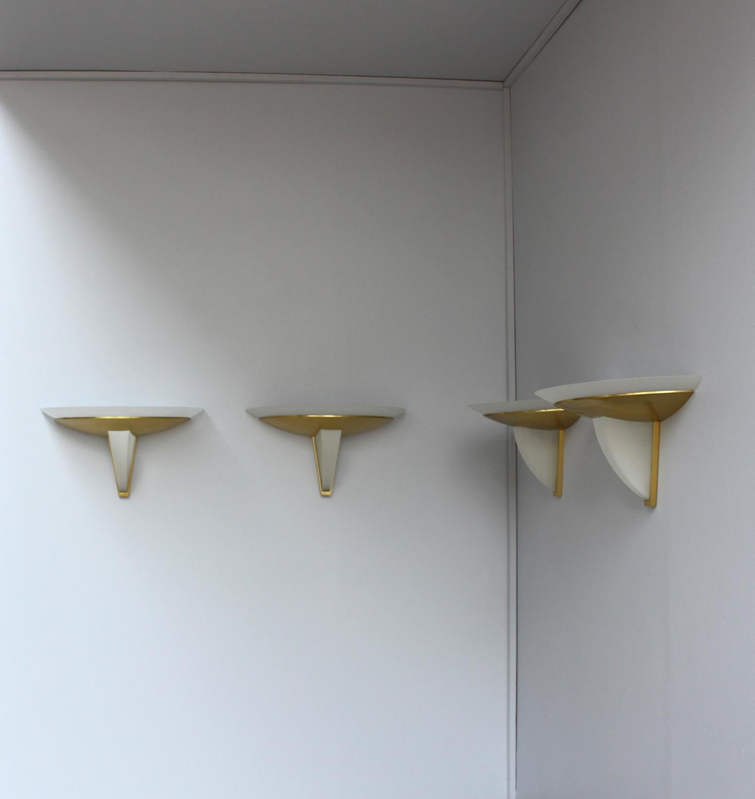 Metà XX secolo Set di 4 oggetti in ottone e vetro smerigliato in stile Art Deco francese di Perzel in vendita
