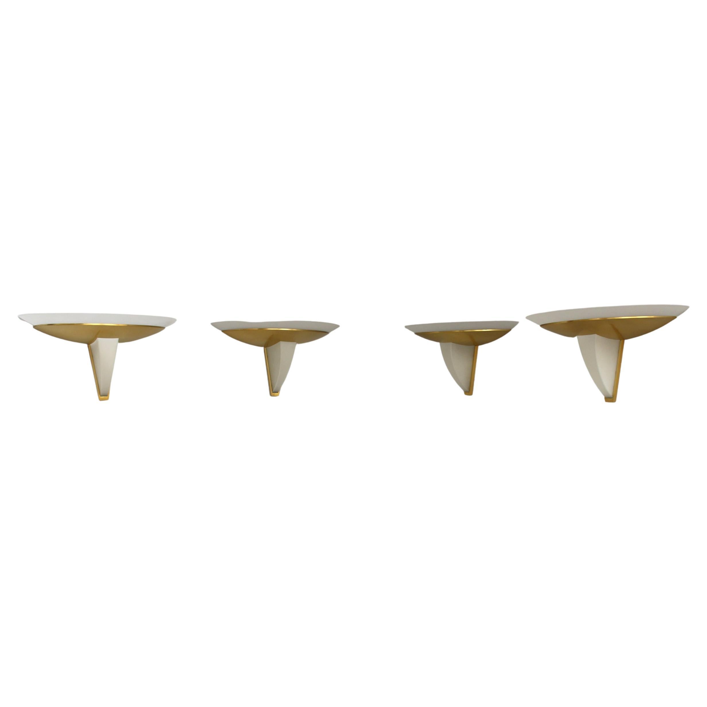 Set di 4 oggetti in ottone e vetro smerigliato in stile Art Deco francese di Perzel in vendita